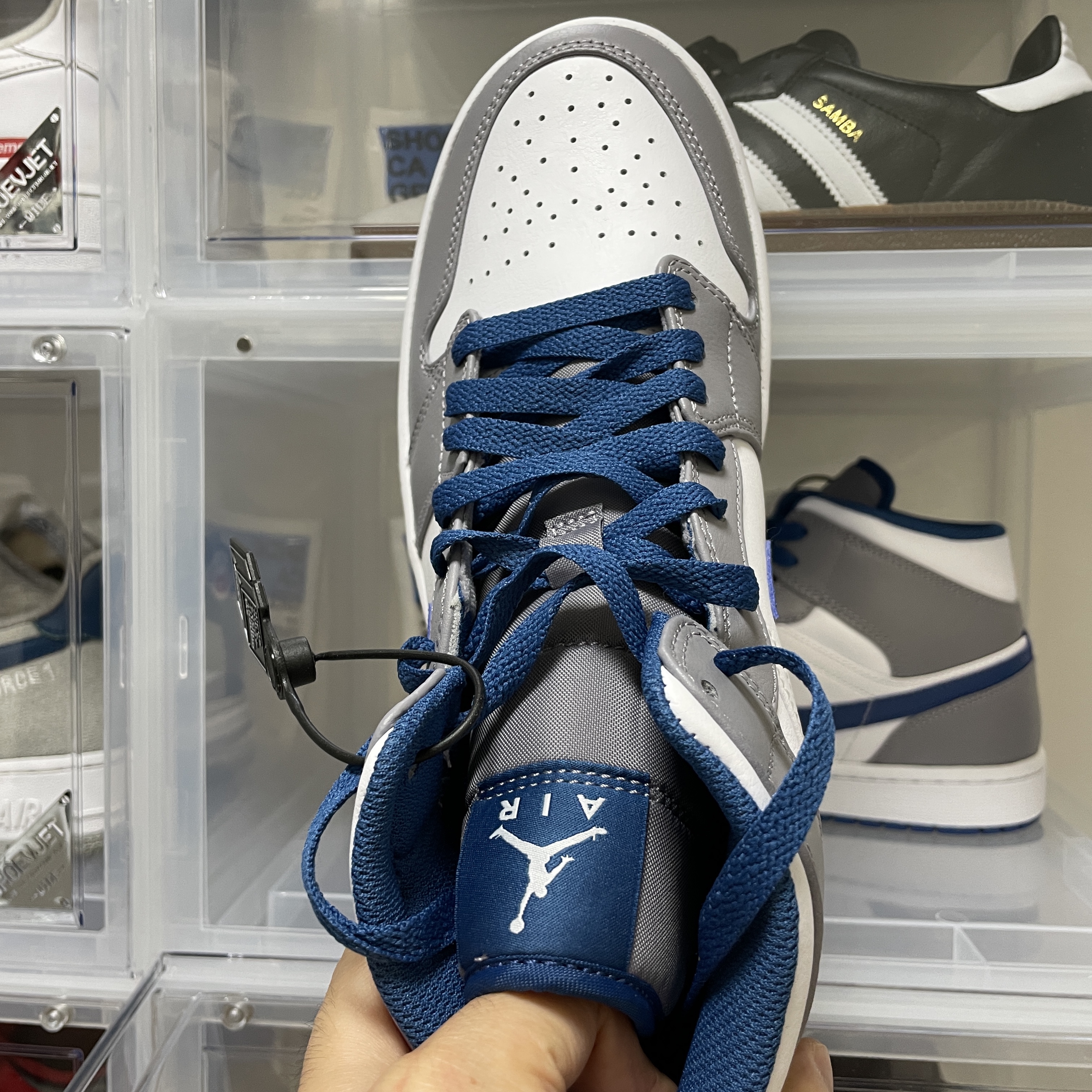 Jordan 1 Mid Cement Grey True Blue 착용 스타일 - 1
