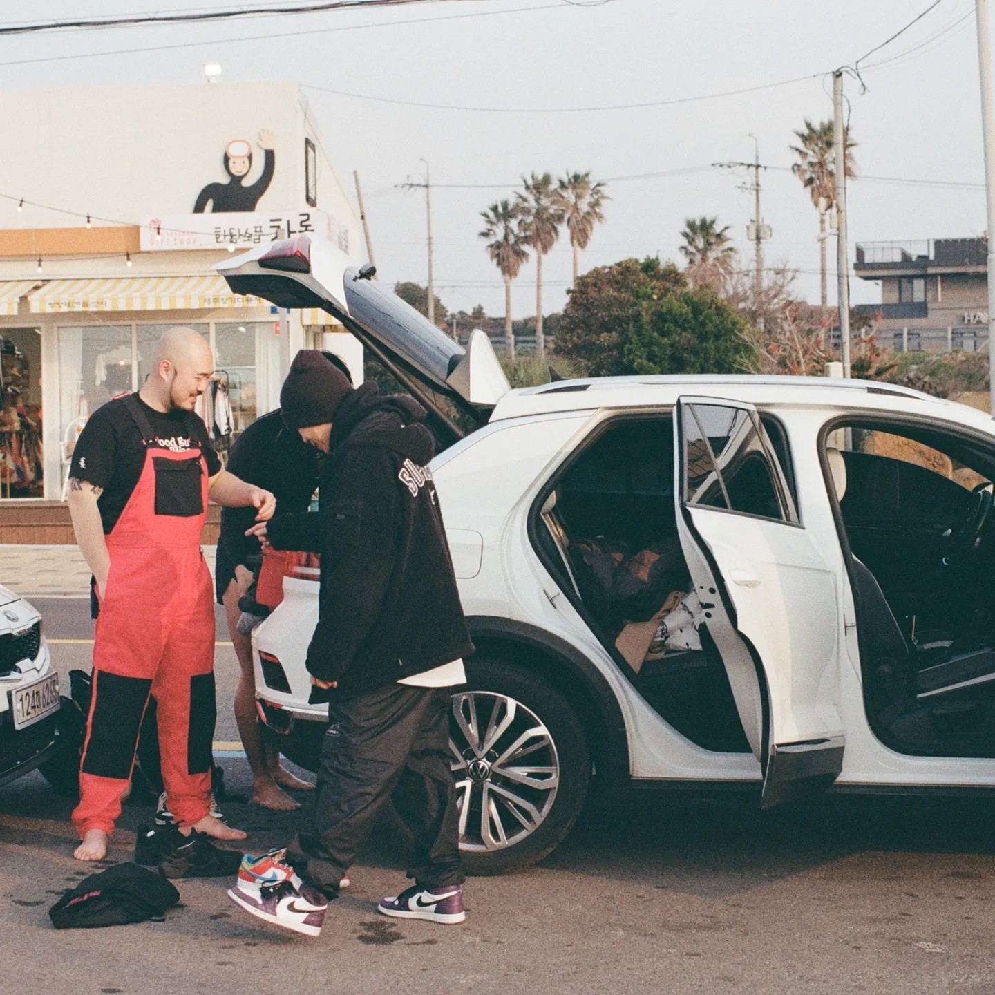 Nike x LeBron James x Fruity Pebbles Dunk Low QS Habanero Red, Jordan 1 Retro High OG Court Purple 2020 착용 스타일