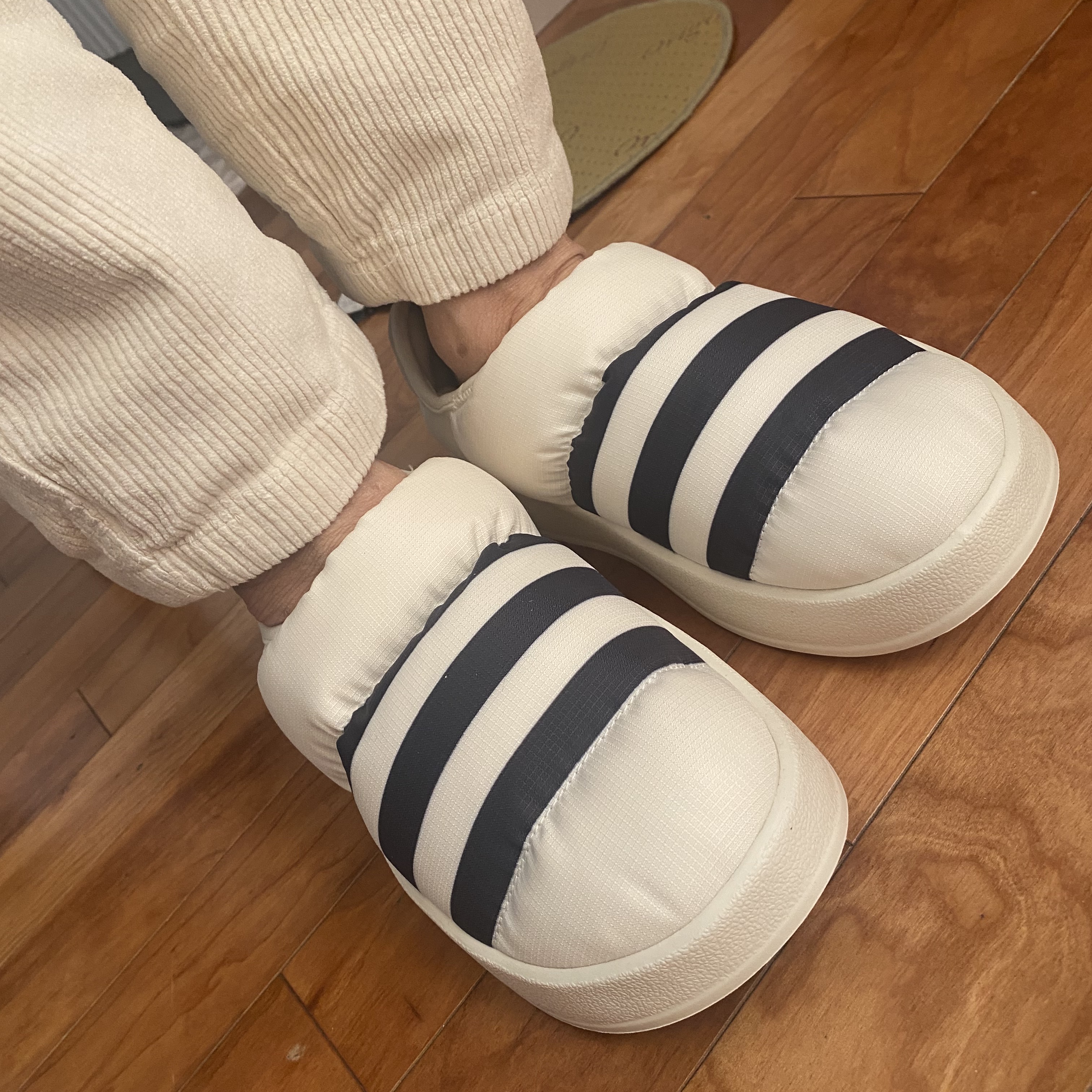 Adidas Puffylette Off White 착용 스타일