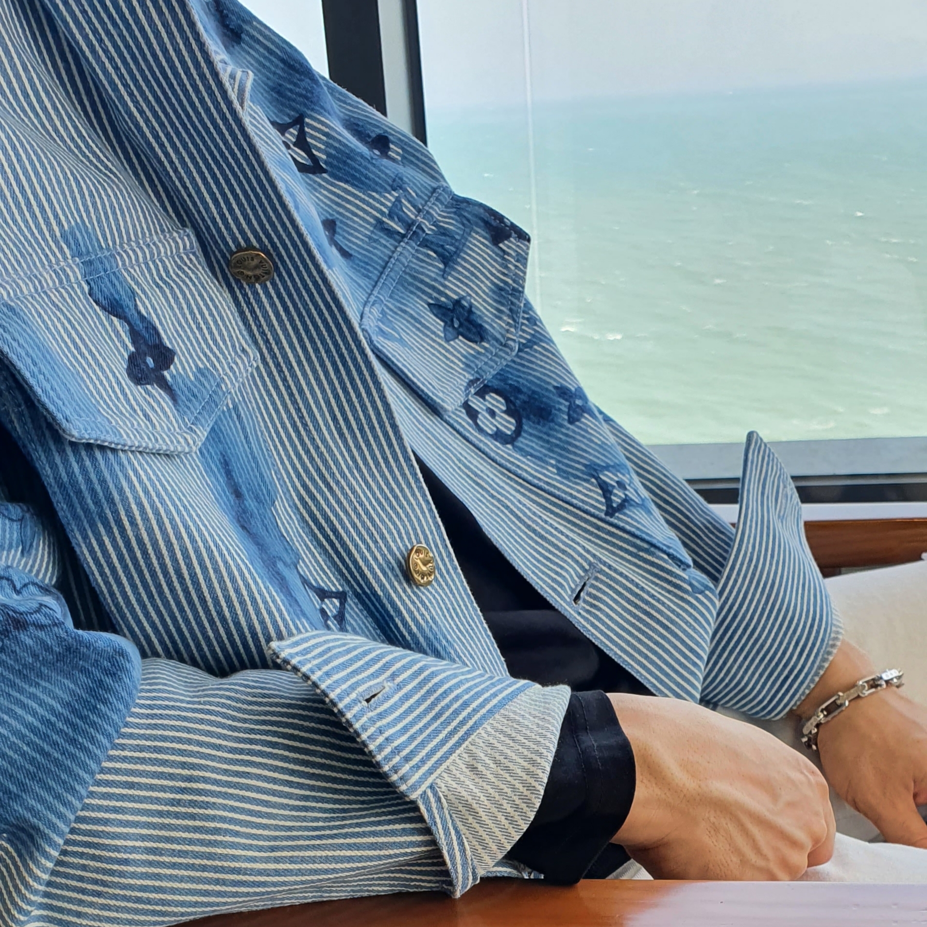 Louis Vuitton Stripe Monogram Workwear Denim Shirt Indigo 착용 스타일