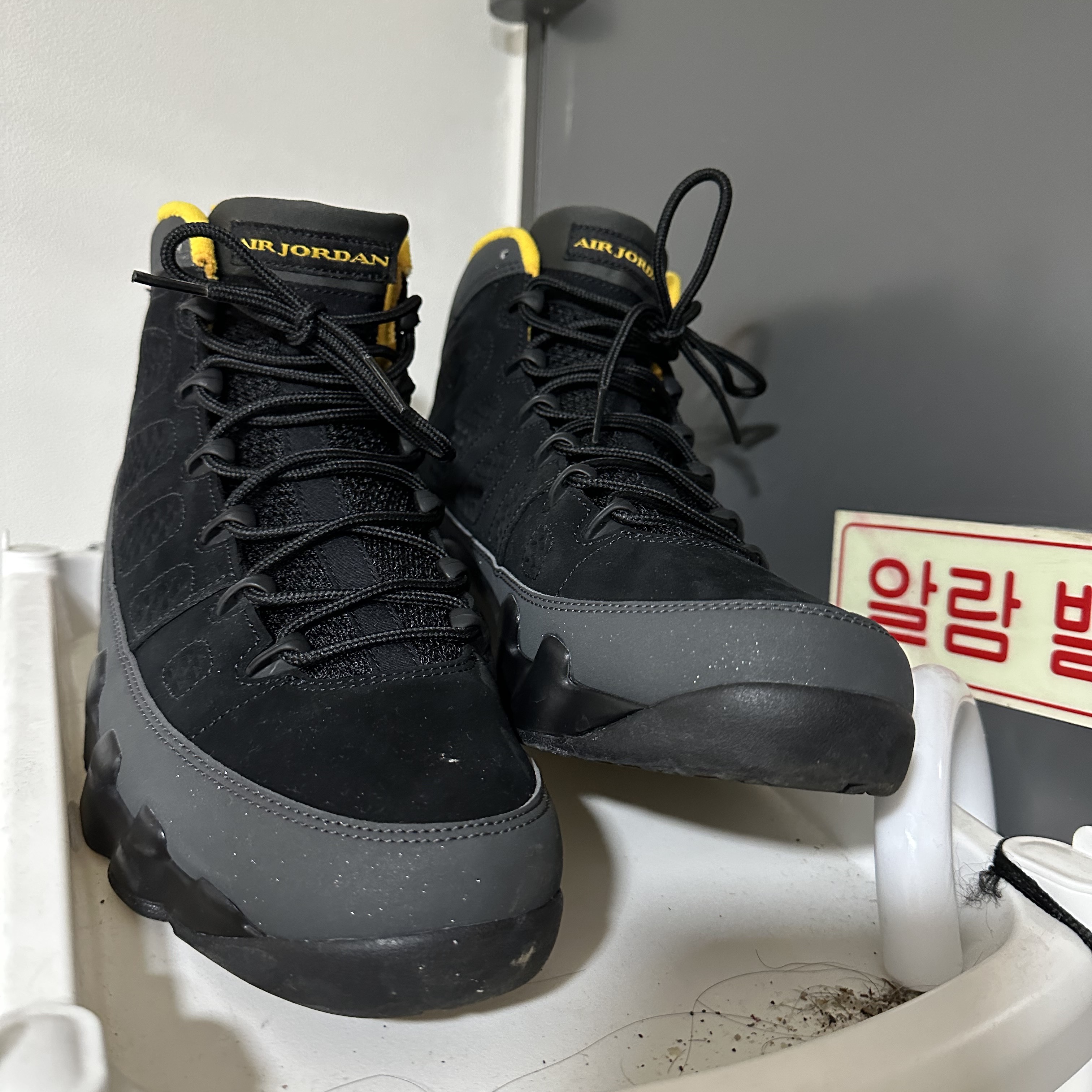 Jordan 9 Retro University Gold 착용 스타일