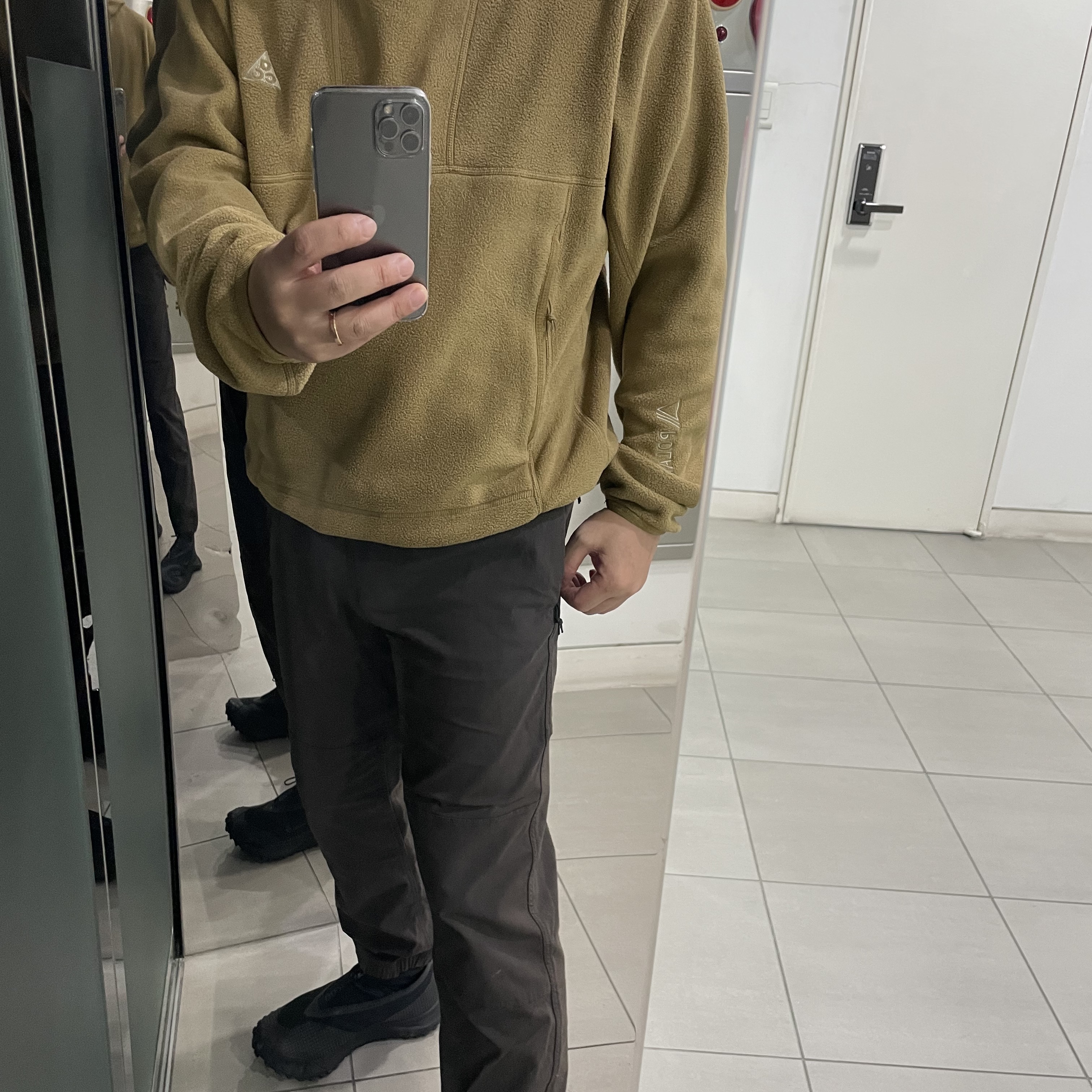 Nike ACG Sun farer Trail Pants Ironstone - Asia, Nike ACG Polartec Wolf Tree Pullover Hoodie Golden Beige - Asia 착용 스타일 - 3