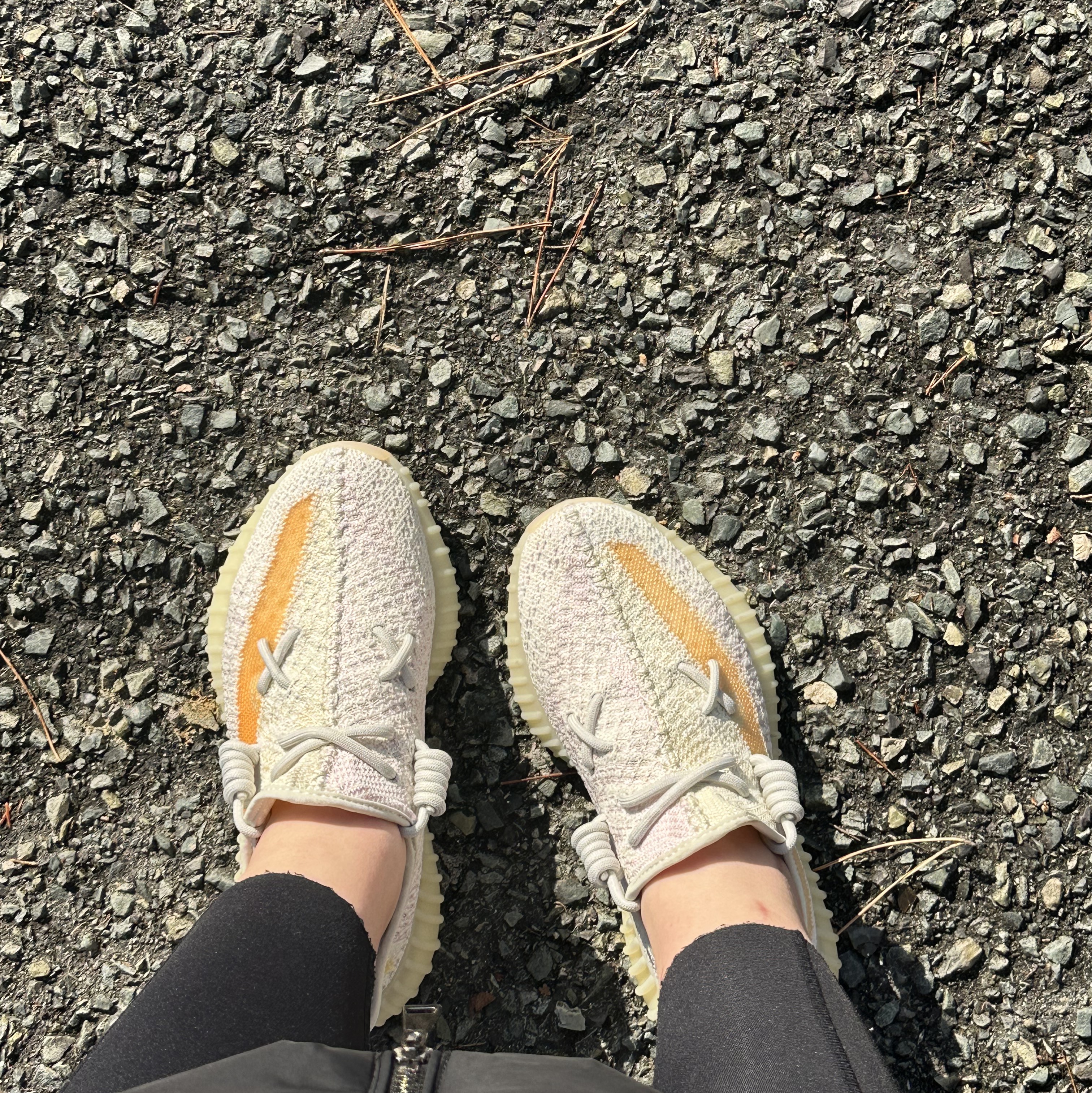 Adidas Yeezy Boost 350 V2 Light 착용 스타일 - 1