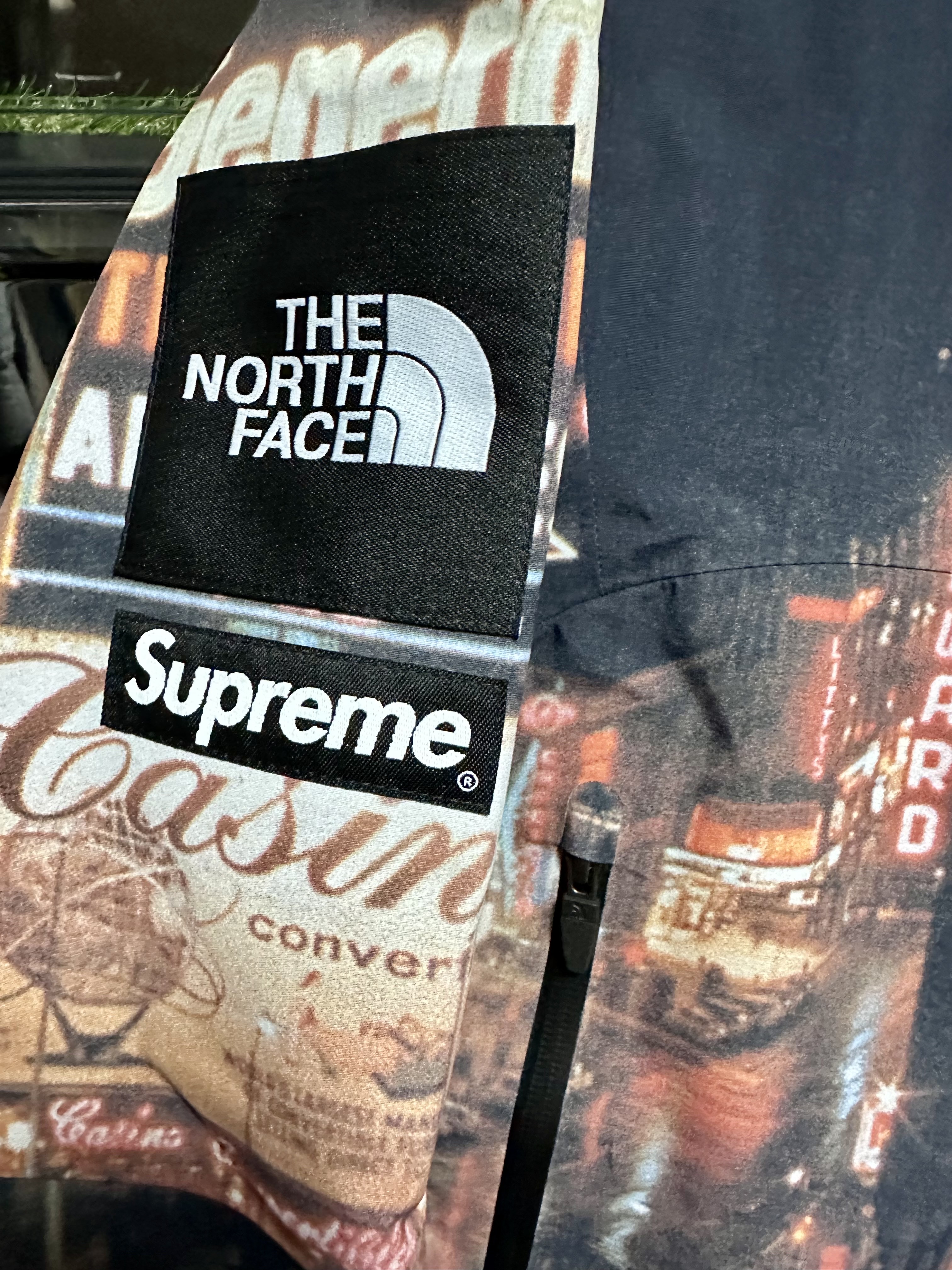 Supreme x The North Face Taped Seam Shell Jacket Times Square - 22FW, Nike x Off-White NRG Track Suit Black - Asia 착용 스타일 - 2