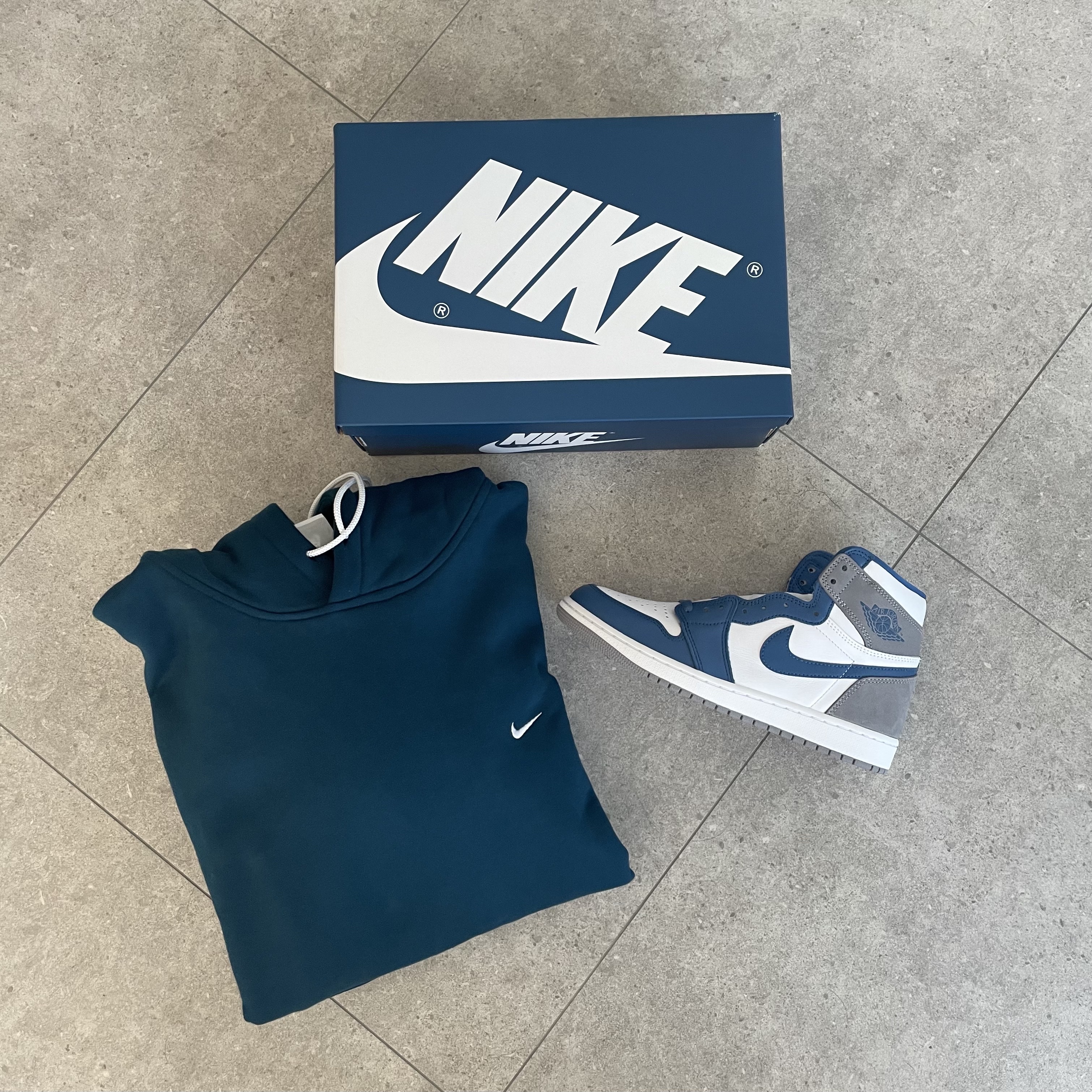 Jordan 1 Retro High OG True Blue, Nike NRG Solo Swoosh Fleece Hoodie Valerian Blue - Asia 착용 스타일