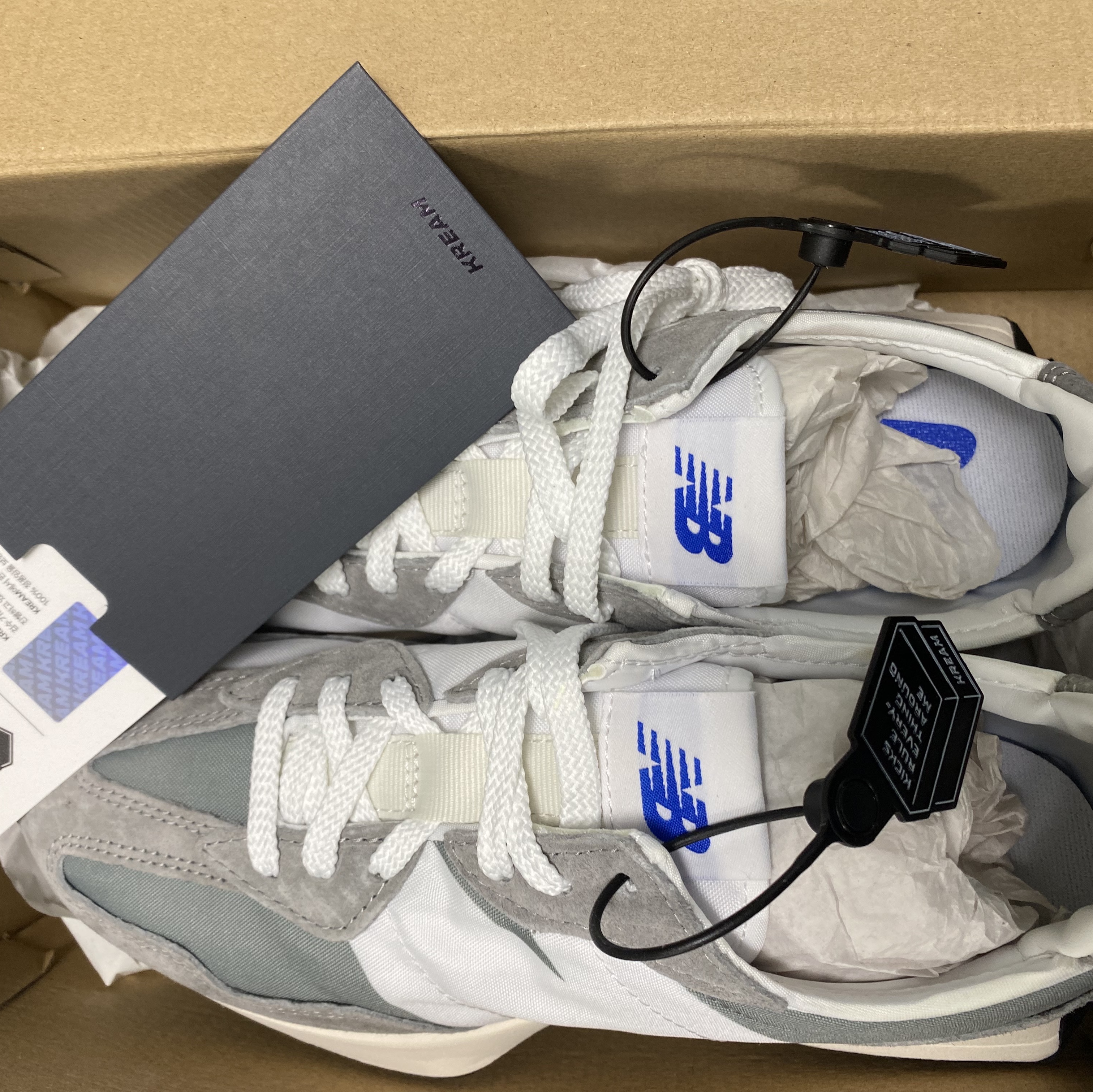 New Balance 327 Grey 착용 스타일