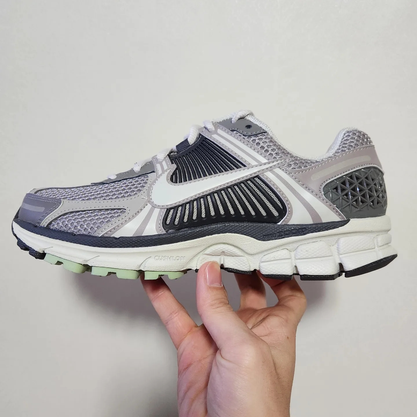 (W) Nike Zoom Vomero 5 Cobblestone and Flat Pewter 착용 스타일 - 2