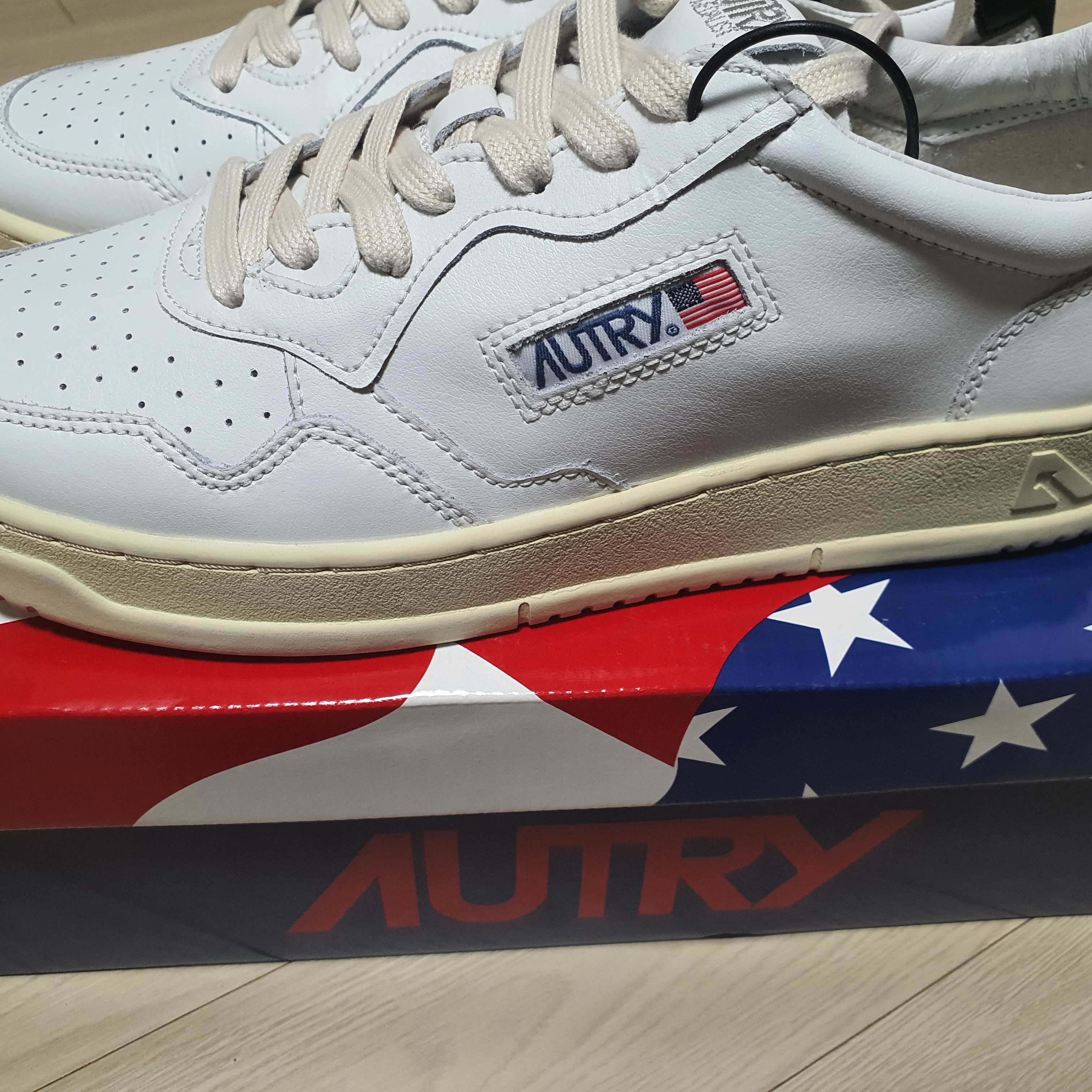 Autry Medalist Low Leather Sneakers White Black 착용 스타일 - 4