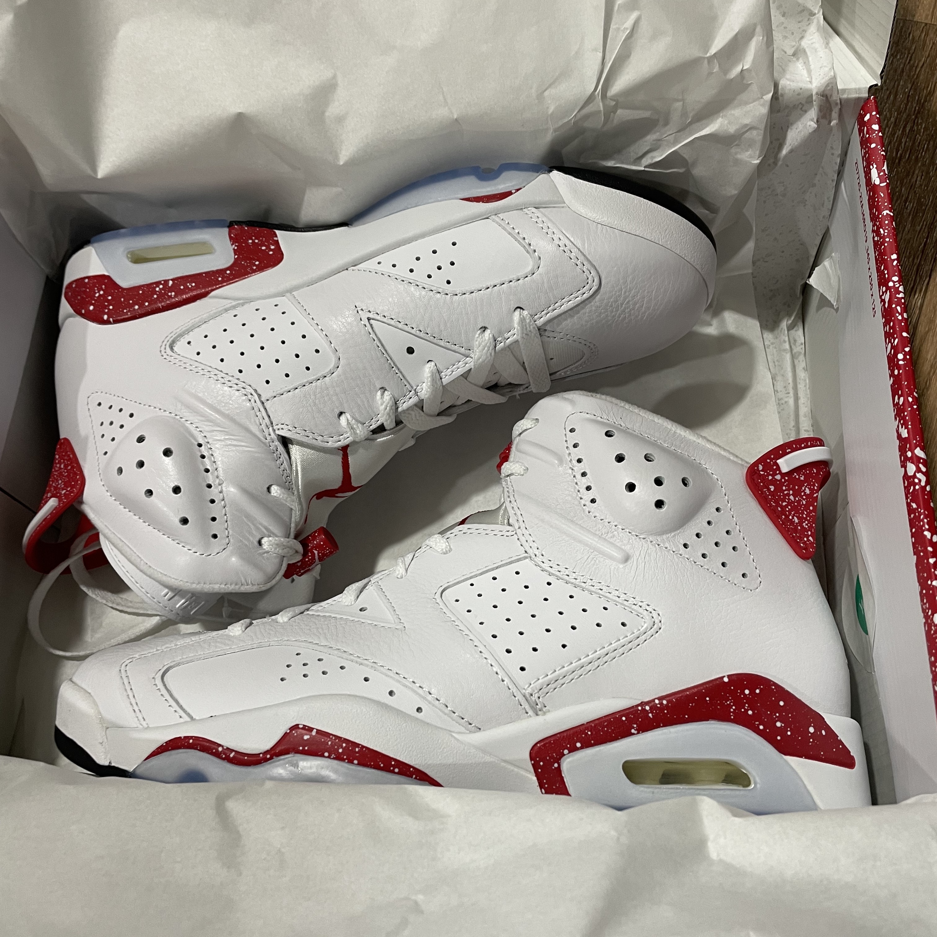 Jordan 6 Retro White and University Red 착용 스타일 - 1