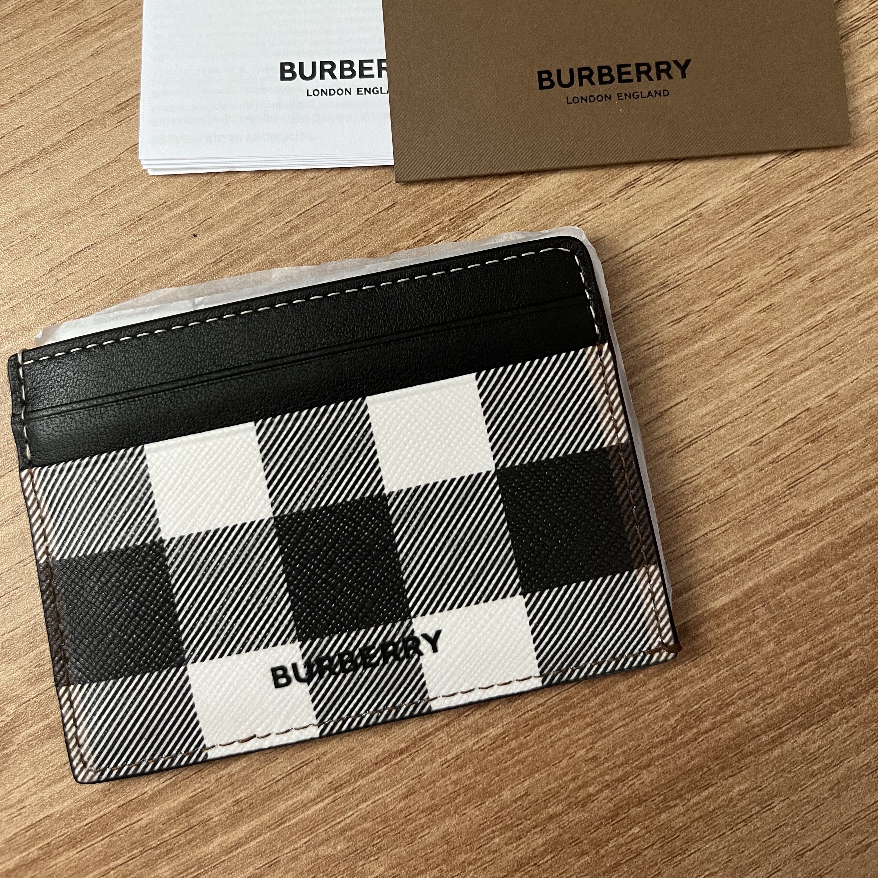 Burberry Check Leather Card Case Dark Birch Brown 착용 스타일
