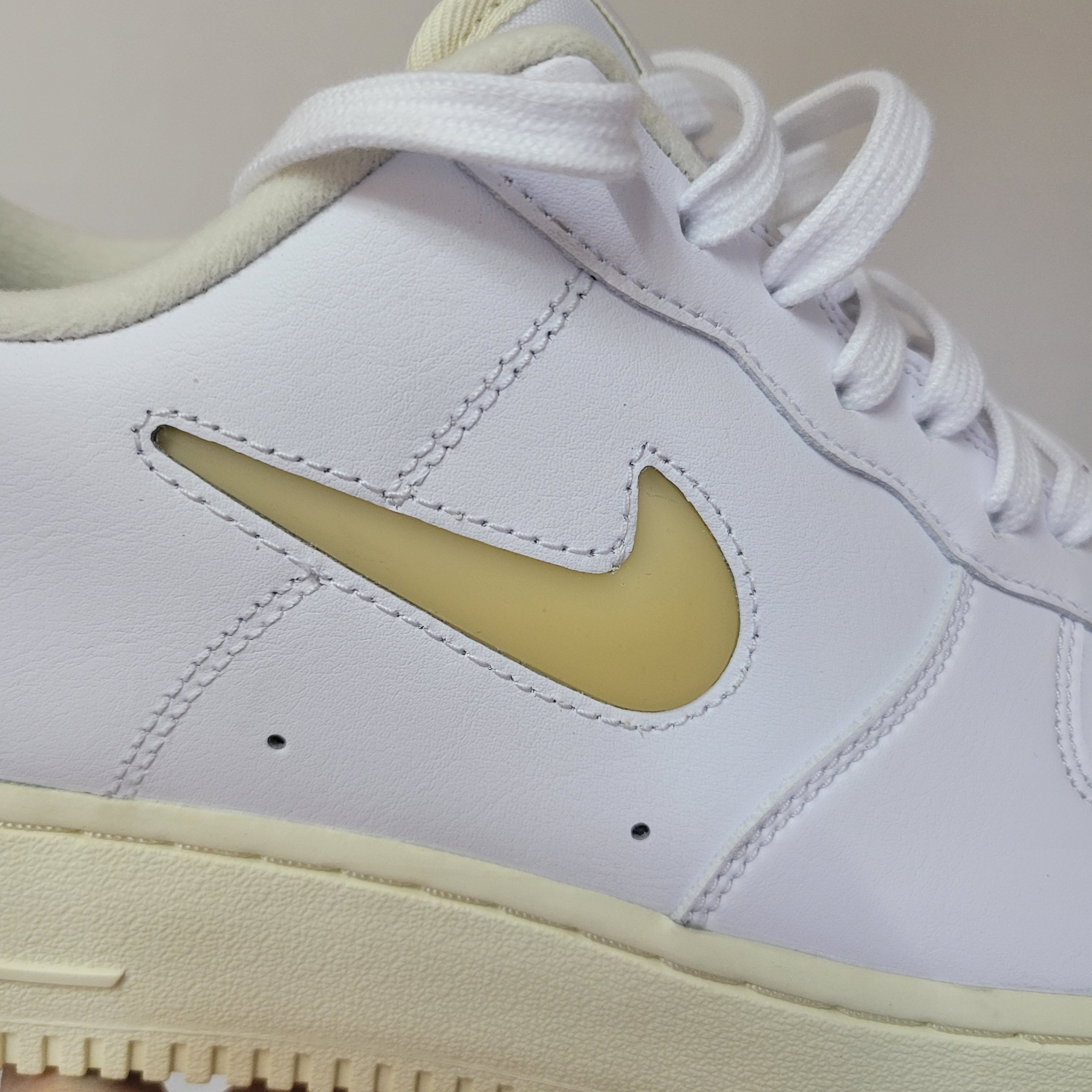 Nike Air Force 1 '07 LX Pale Vanilla 착용 스타일 - 2