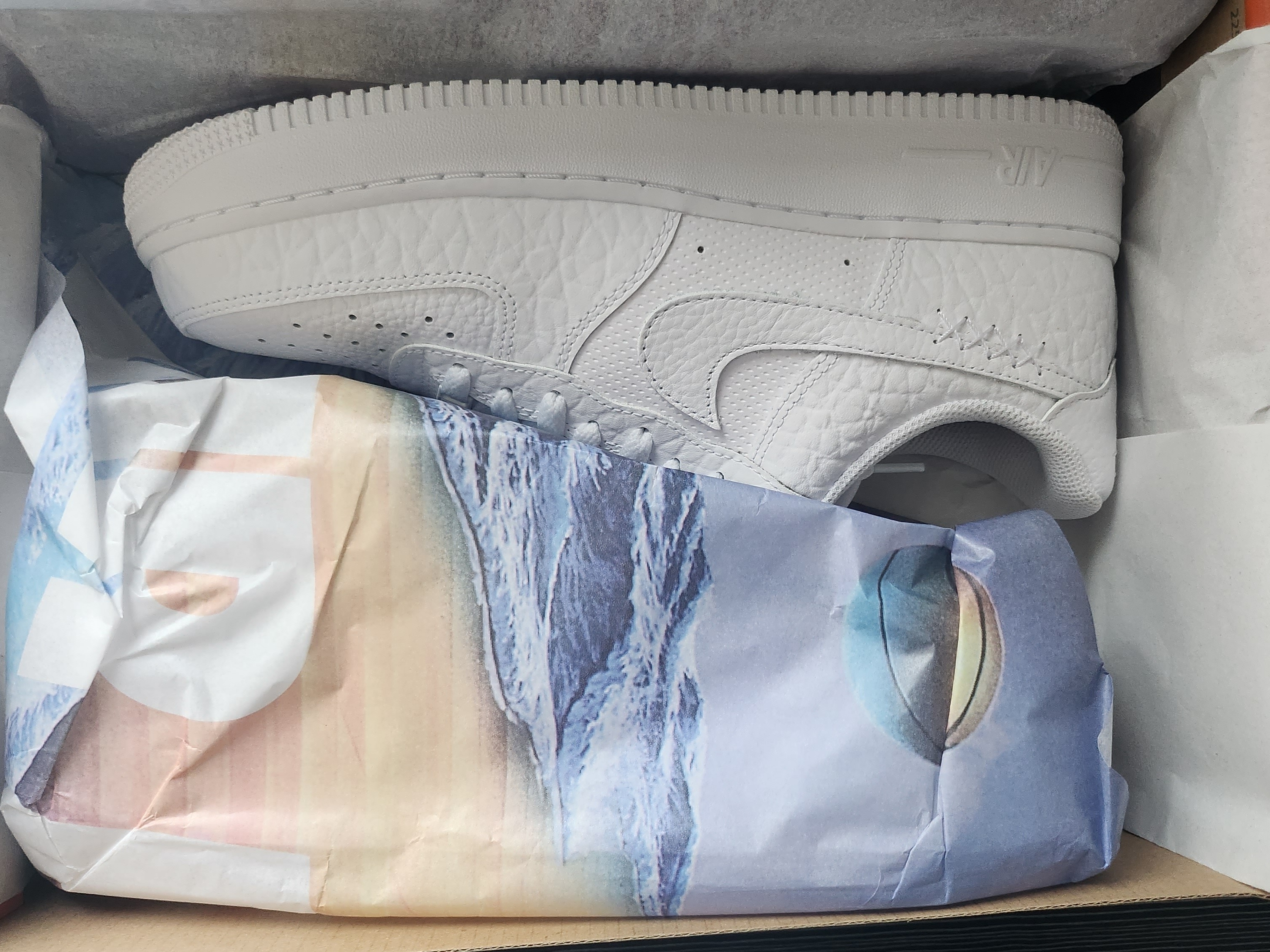 (W) Nike Air Force 1 '07 Color of the Month White Metallic Gold, Nike Air Force 1 '07 Low Triple Black 착용 스타일 - 3