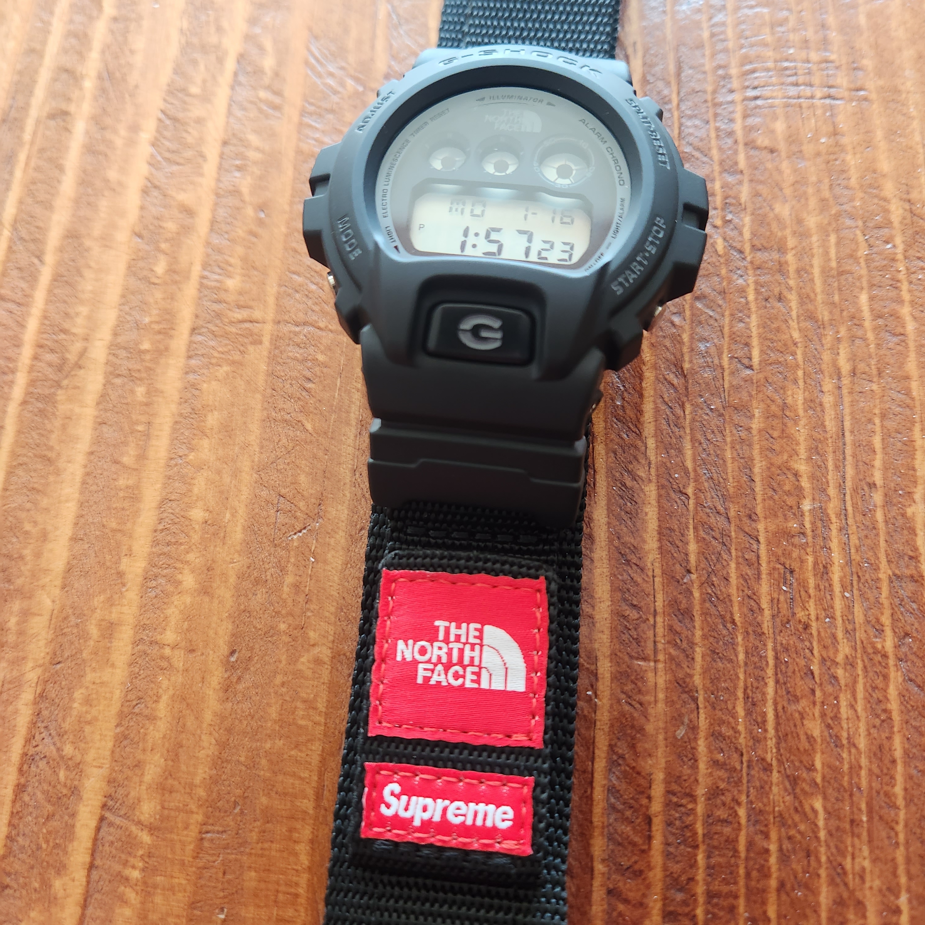 Casio G-Shock x Supreme x The North Face DW-6900 Black 착용 스타일