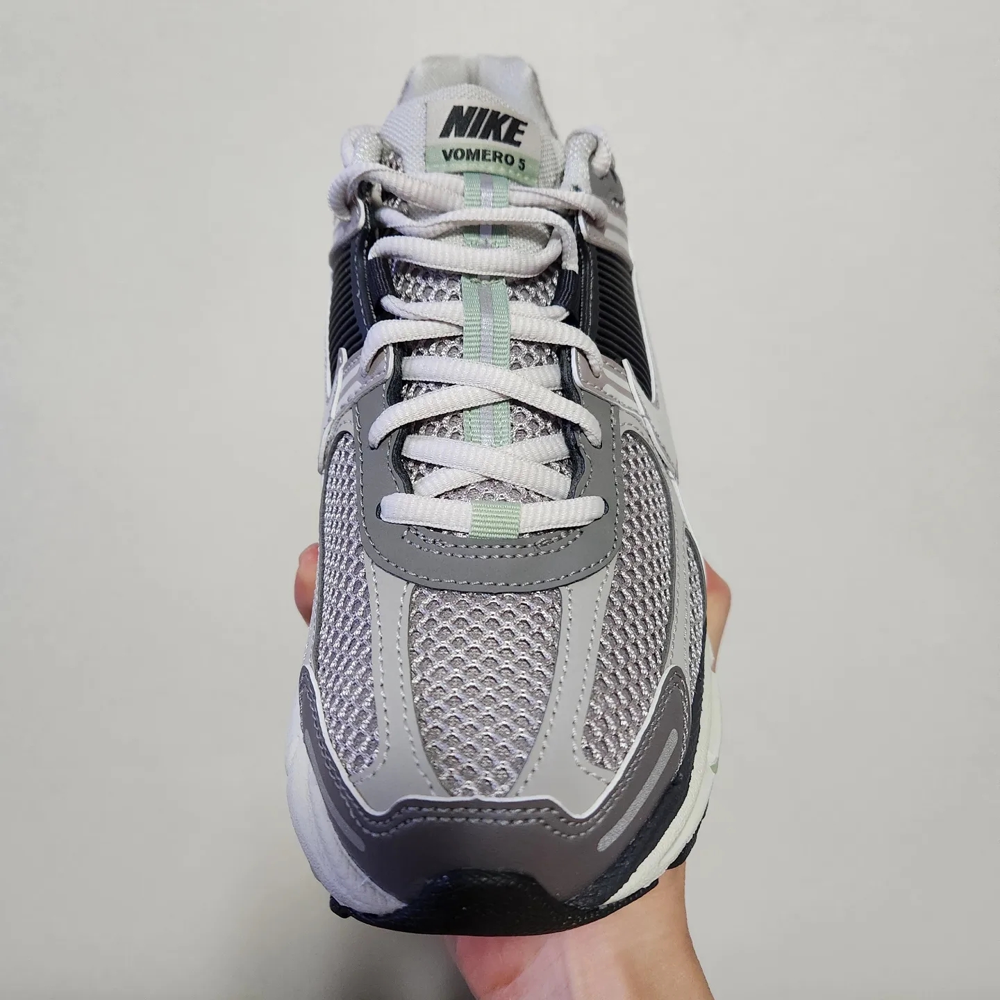 (W) Nike Zoom Vomero 5 Cobblestone and Flat Pewter 착용 스타일 - 3