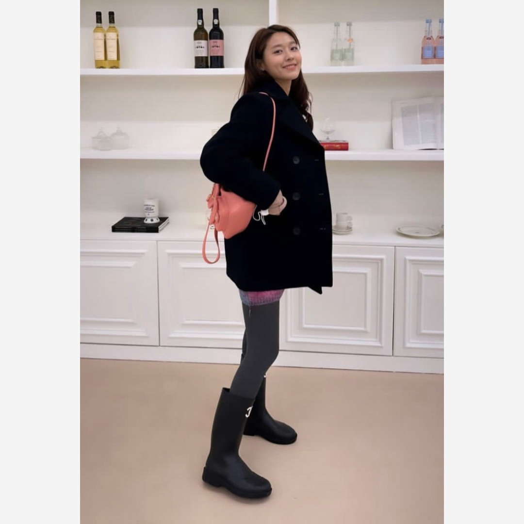 Chanel Small Backpack Lambskin & Gold Pink, (W) Chanel Boots Caoutchouc & Black 착용 스타일 - 2