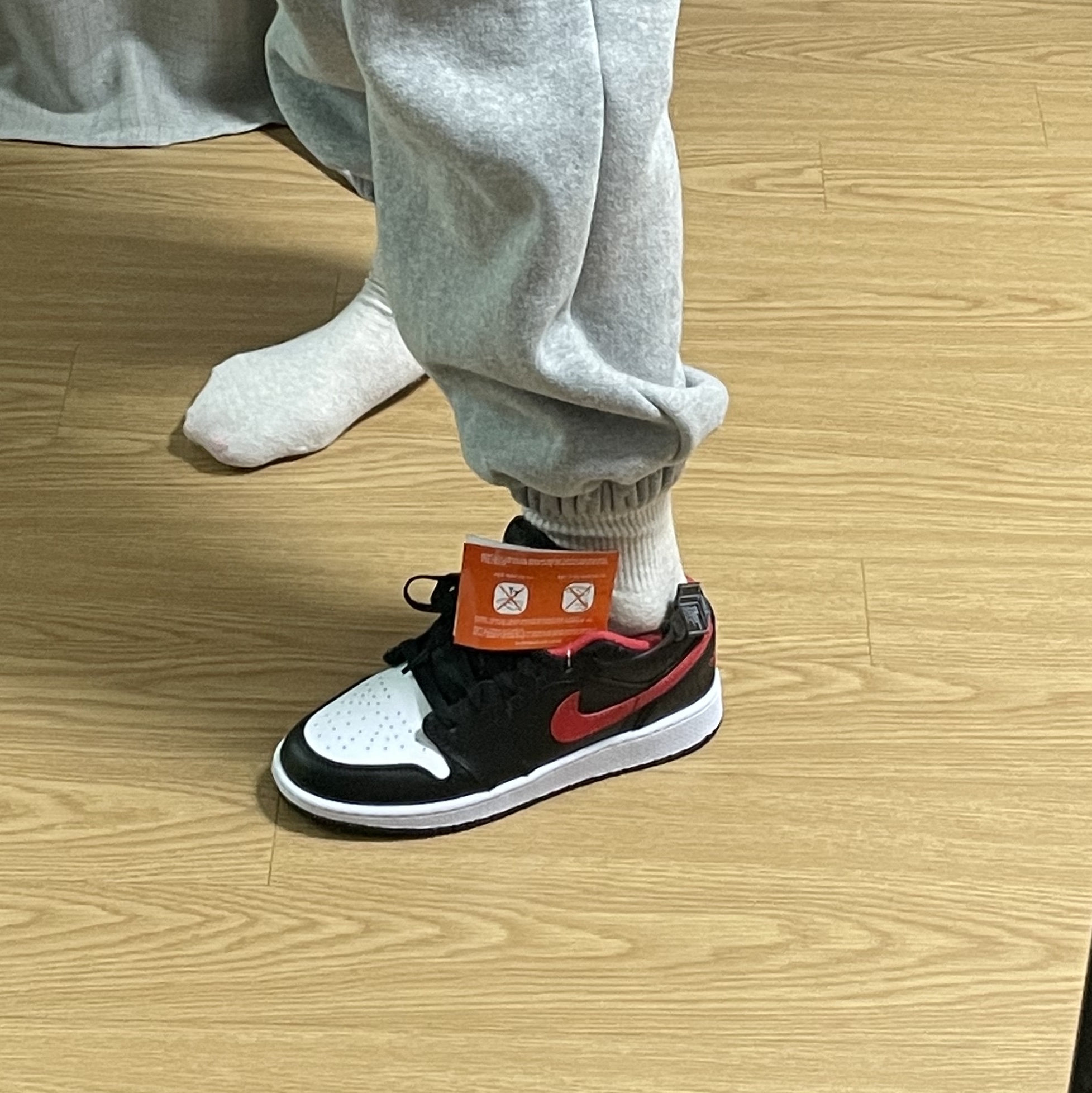 (GS) Jordan 1 Low Black Fire Red 착용 스타일 - 2