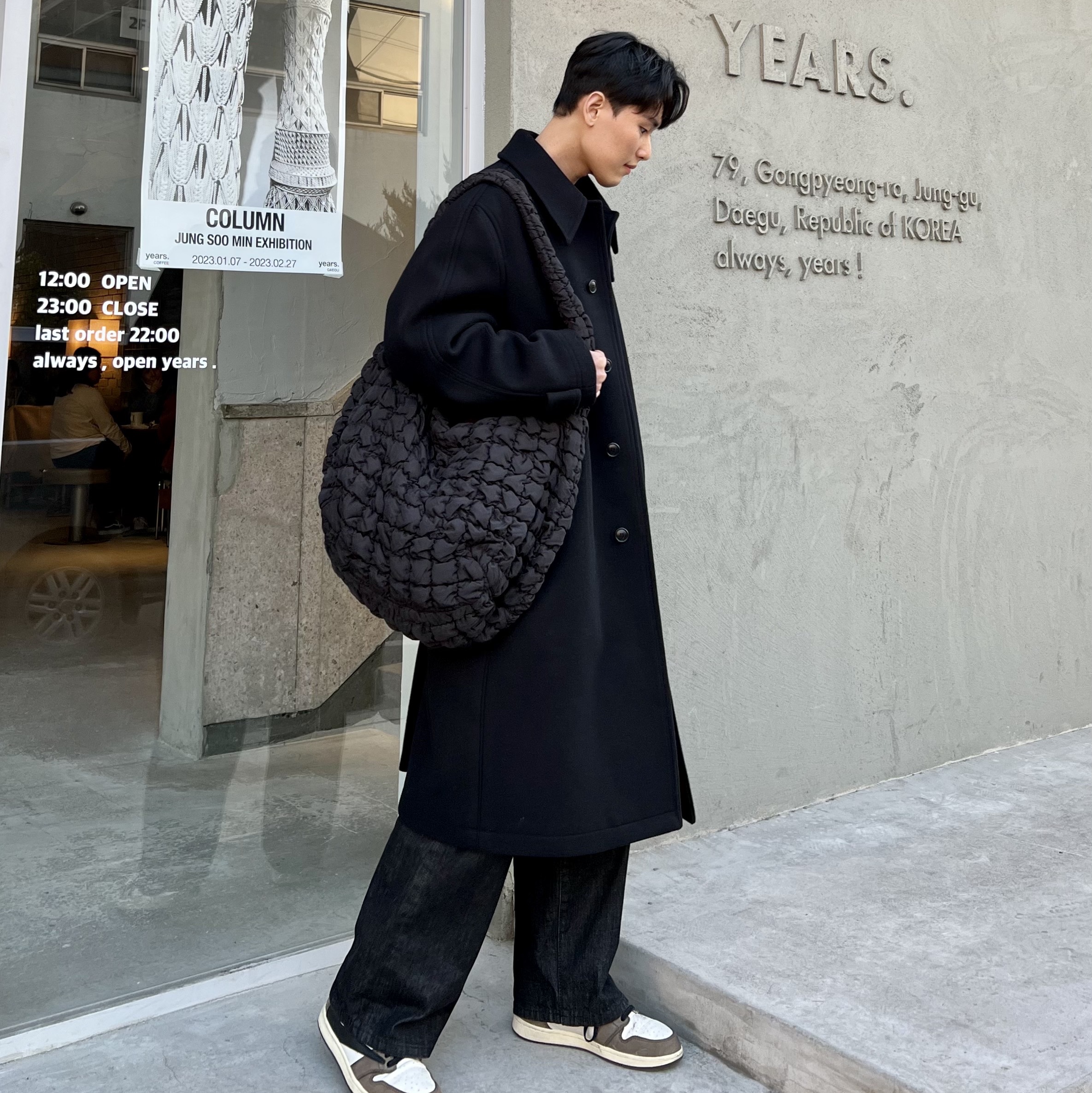 COS Quilted Oversized Shoulder Bag Black 착용 스타일