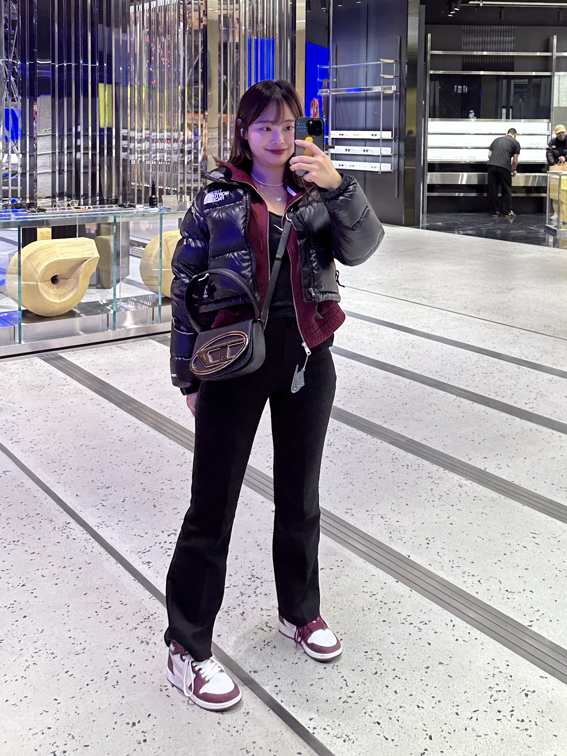 (W) The North Face Nuptse Short Jacket TNF Black, Diesel 1DR Shoulder Bag in Nappa Leather Black 착용 스타일 - 3