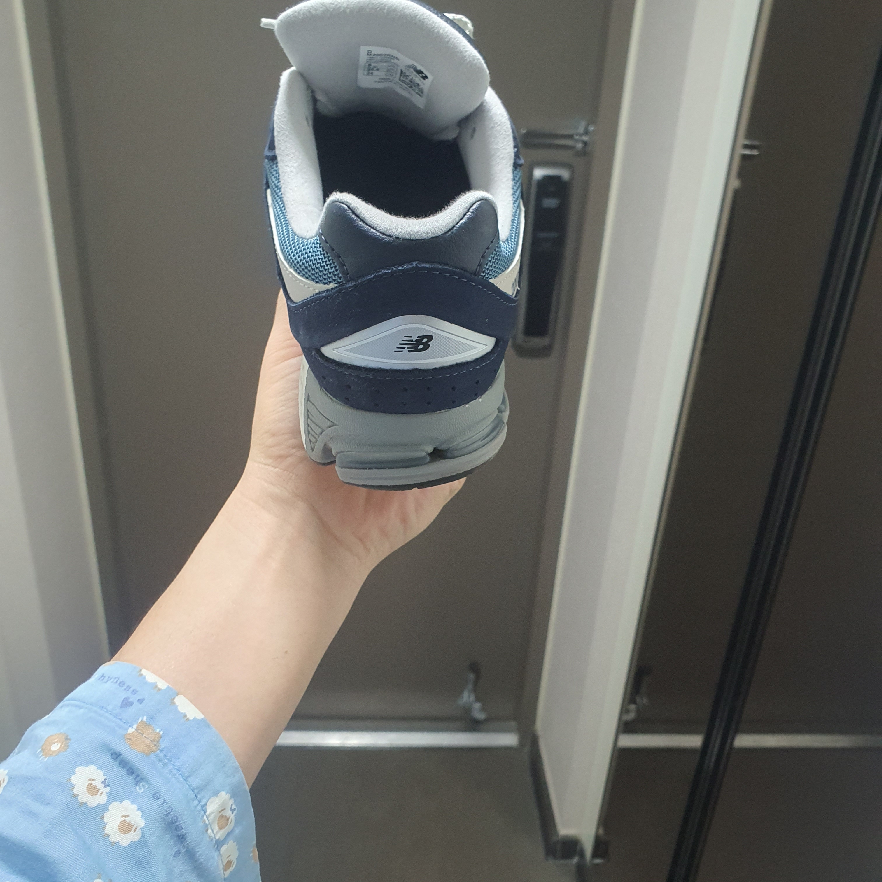 New Balance 2002R Dark Navy 착용 스타일 - 1