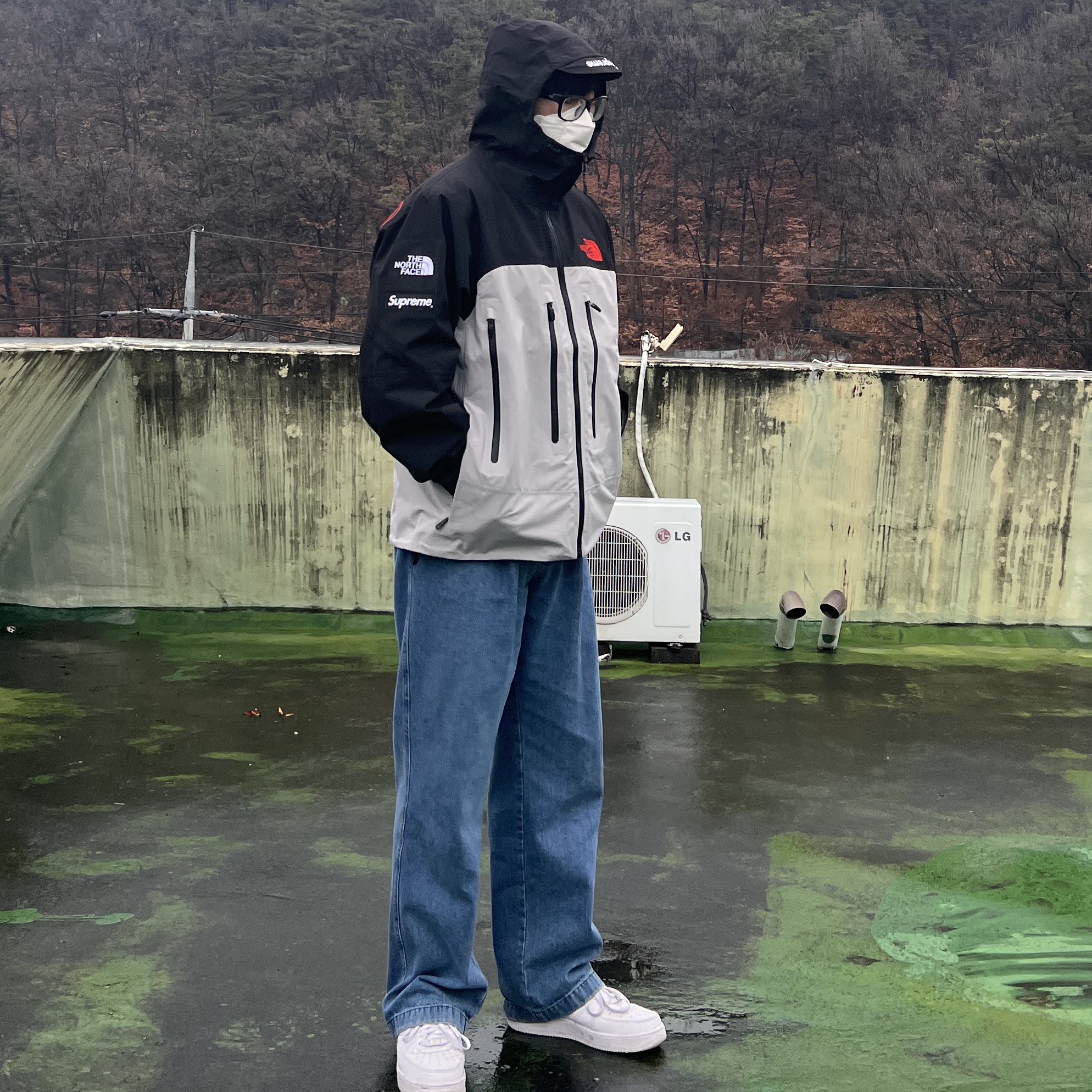 Supreme x The North Face Taped Seam Shell Jacket Grey - 22FW 착용 스타일 - 3