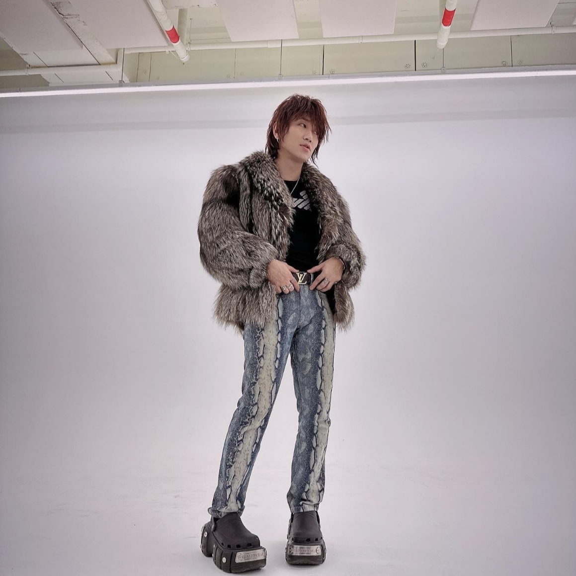 Balenciaga x Crocs Hardcrocs Slide Black 착용 스타일