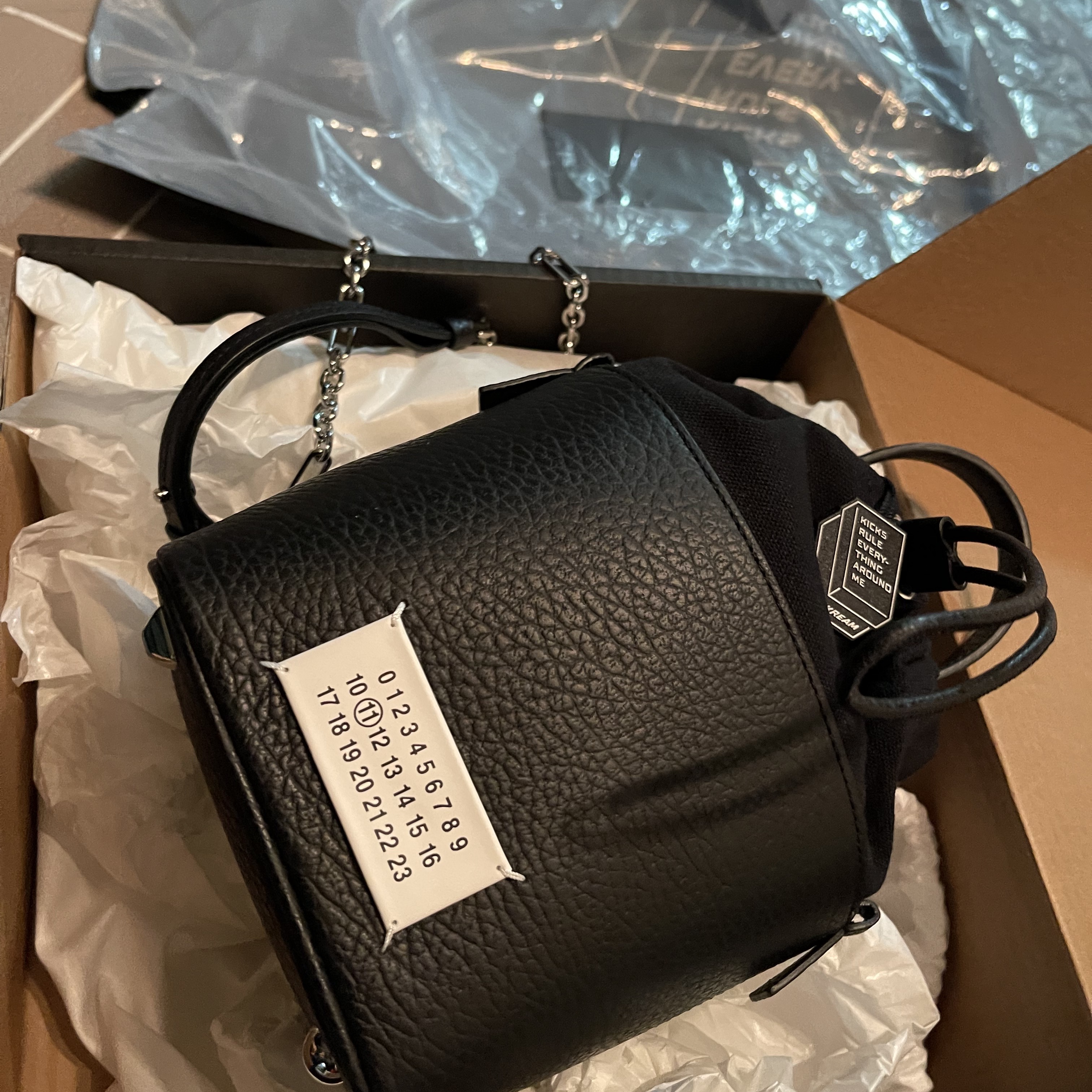 Maison Margiela 5AC Bucket Bag Black 착용 스타일