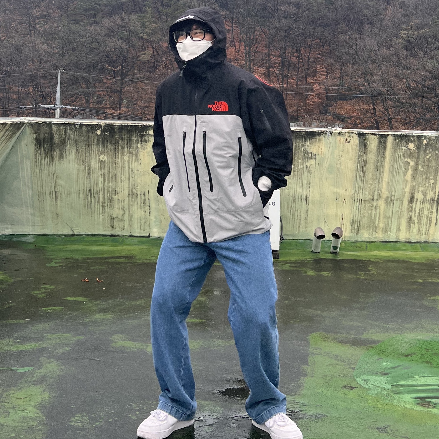 Supreme x The North Face Taped Seam Shell Jacket Grey - 22FW 착용 스타일 - 4