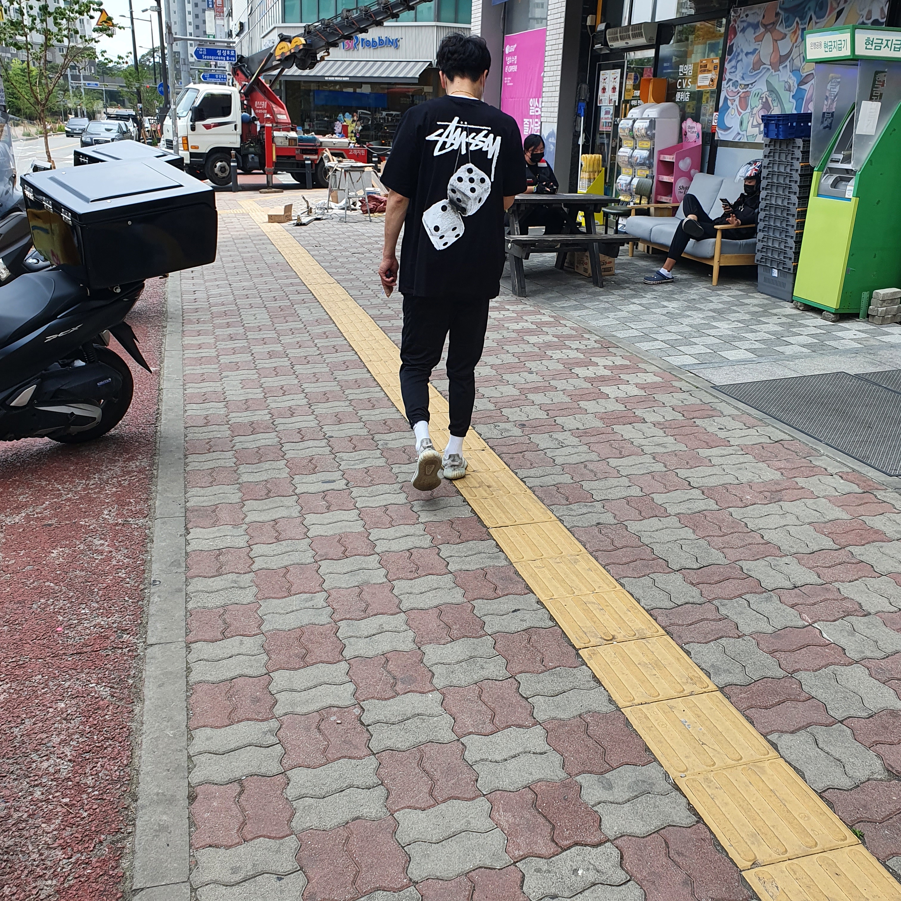 Stussy Fuzzy Dice T-Shirt Black, Adidas Yeezy Boost 350 V2 Blue Tint 2017 착용 스타일
