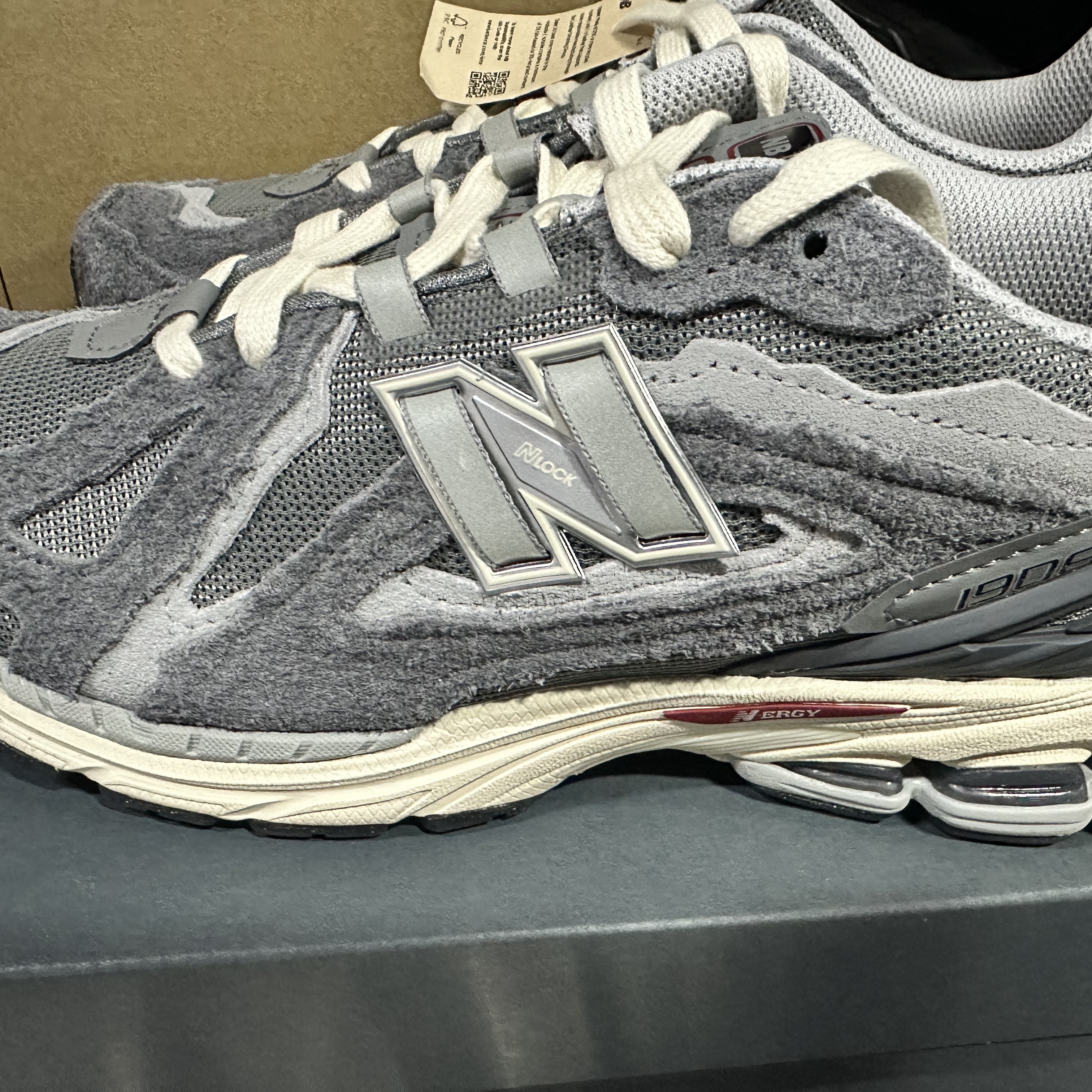 New Balance 1906D Protection Pack Castlerock 착용 스타일 - 1