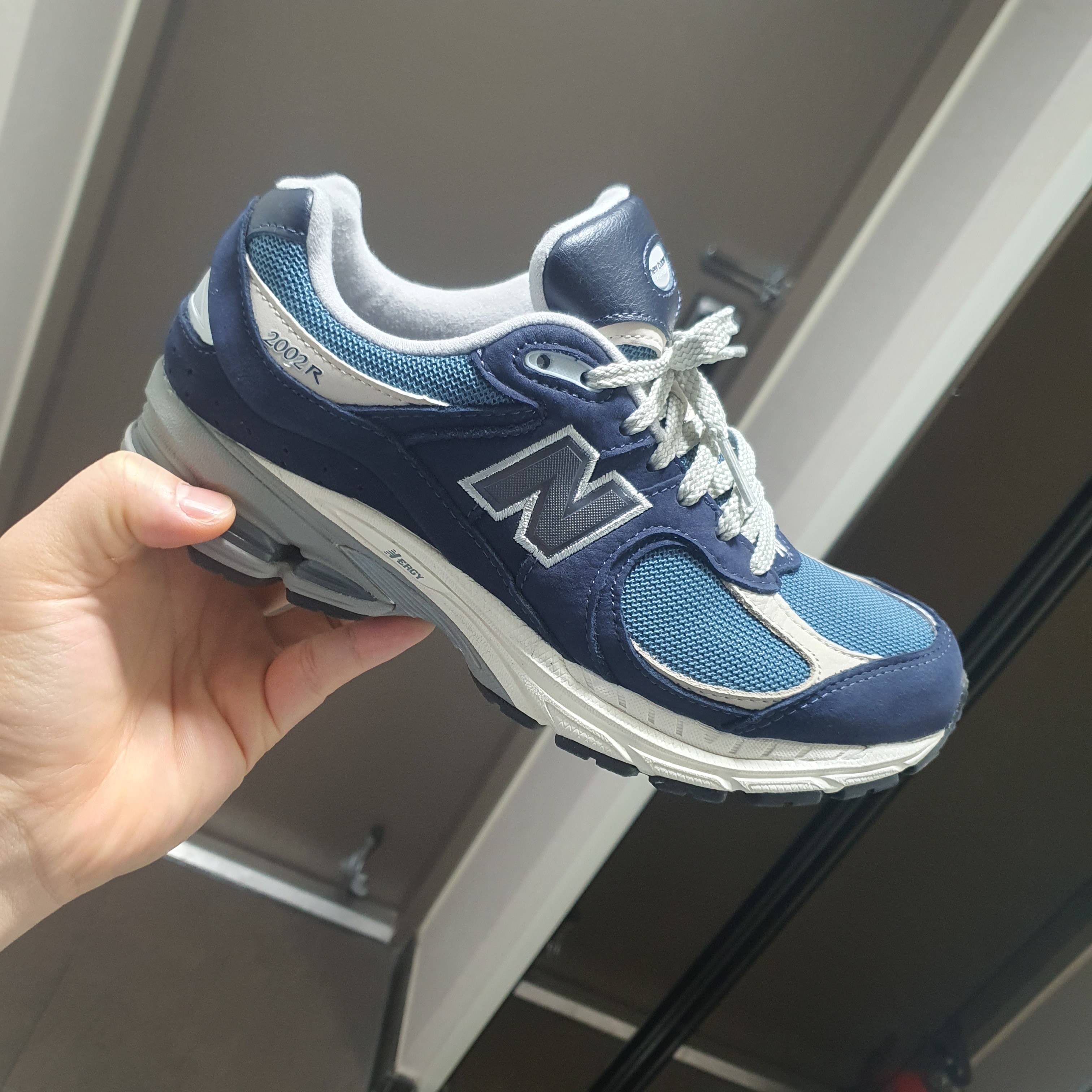 New Balance 2002R Dark Navy 착용 스타일 - 4