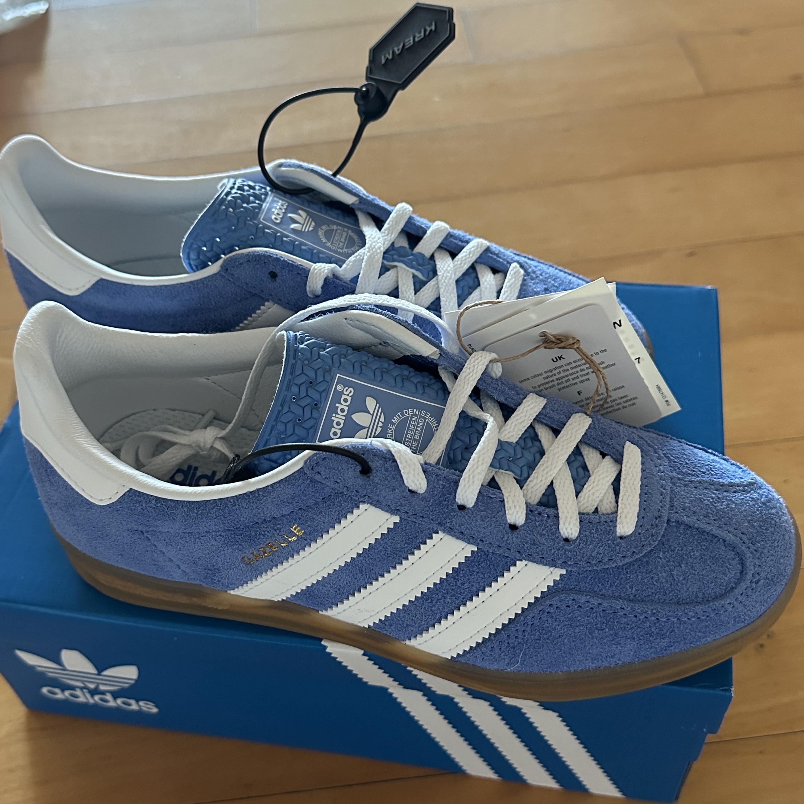(W) Adidas Gazelle Indoor Blue Fusion Cloud White 착용 스타일