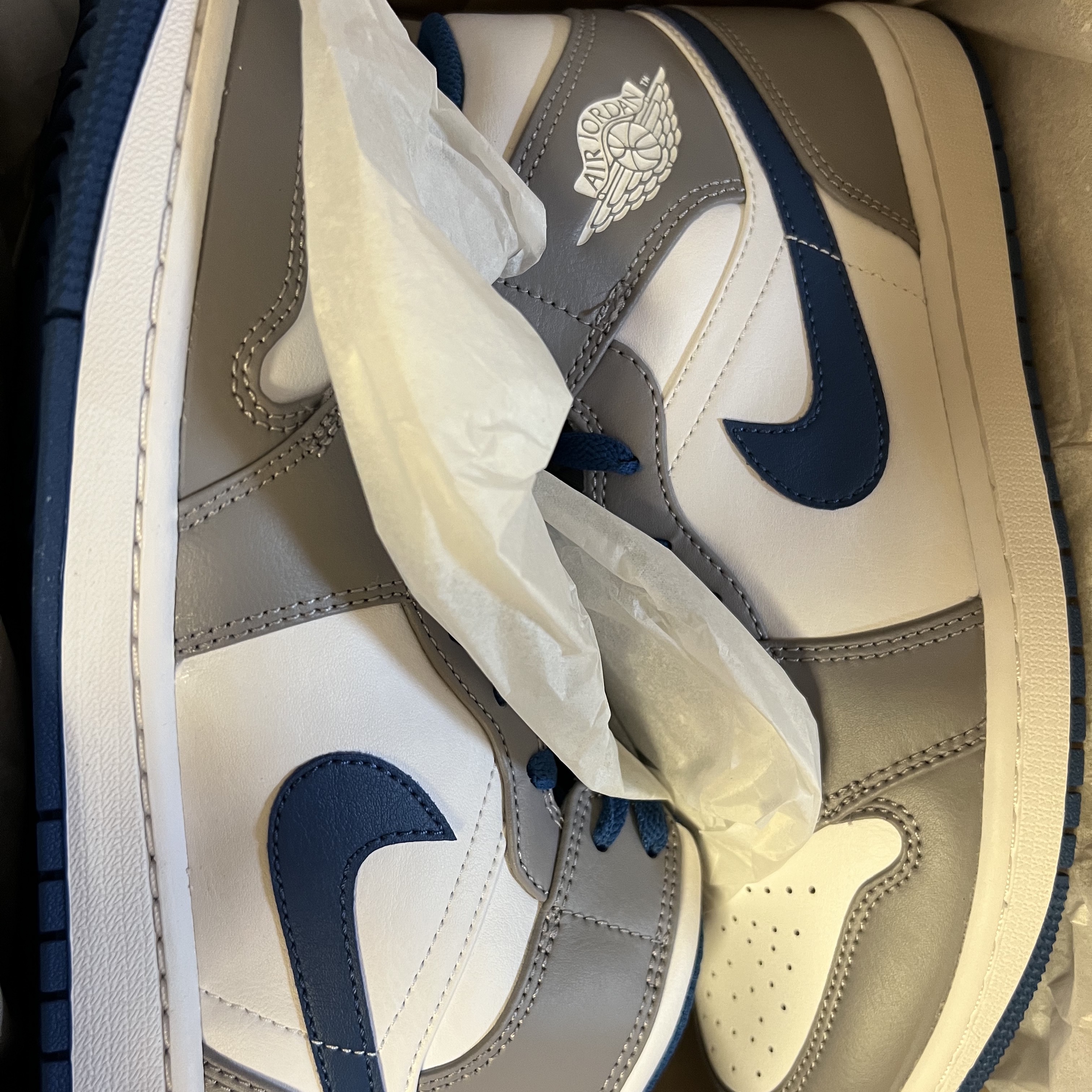 Jordan 1 Mid Cement Grey True Blue 착용 스타일