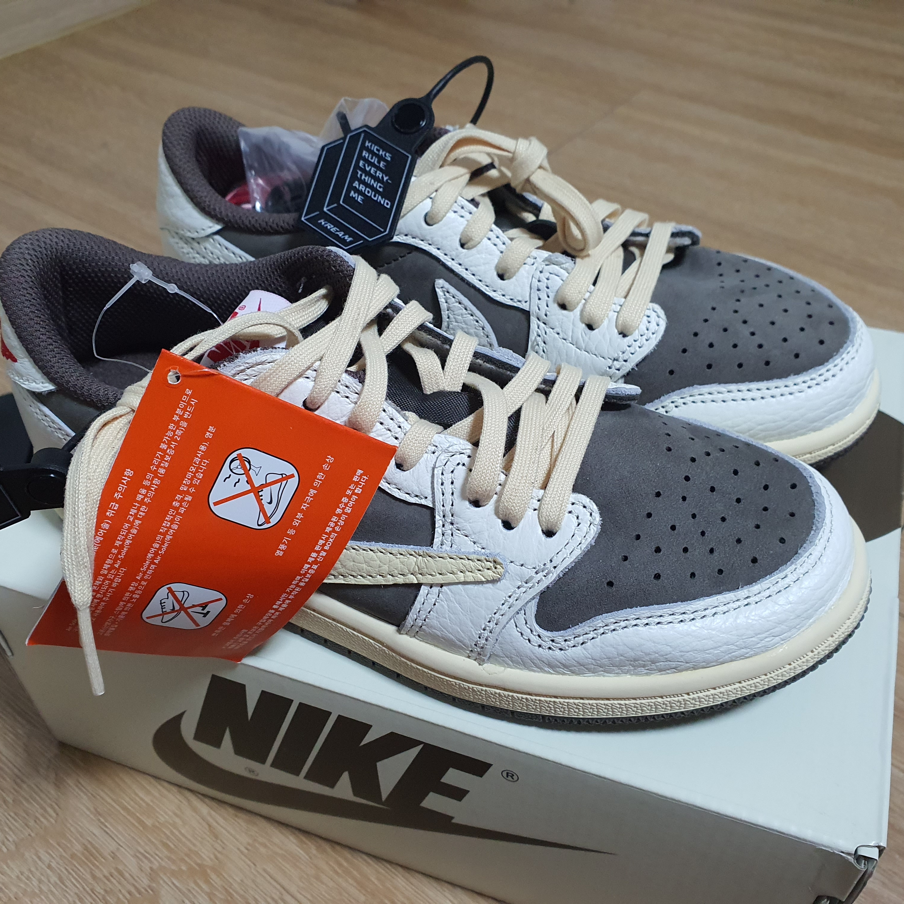 (PS) Jordan 1 x Travis Scott Retro Low OG SP Sail and Ridgerock 착용 스타일 - 3