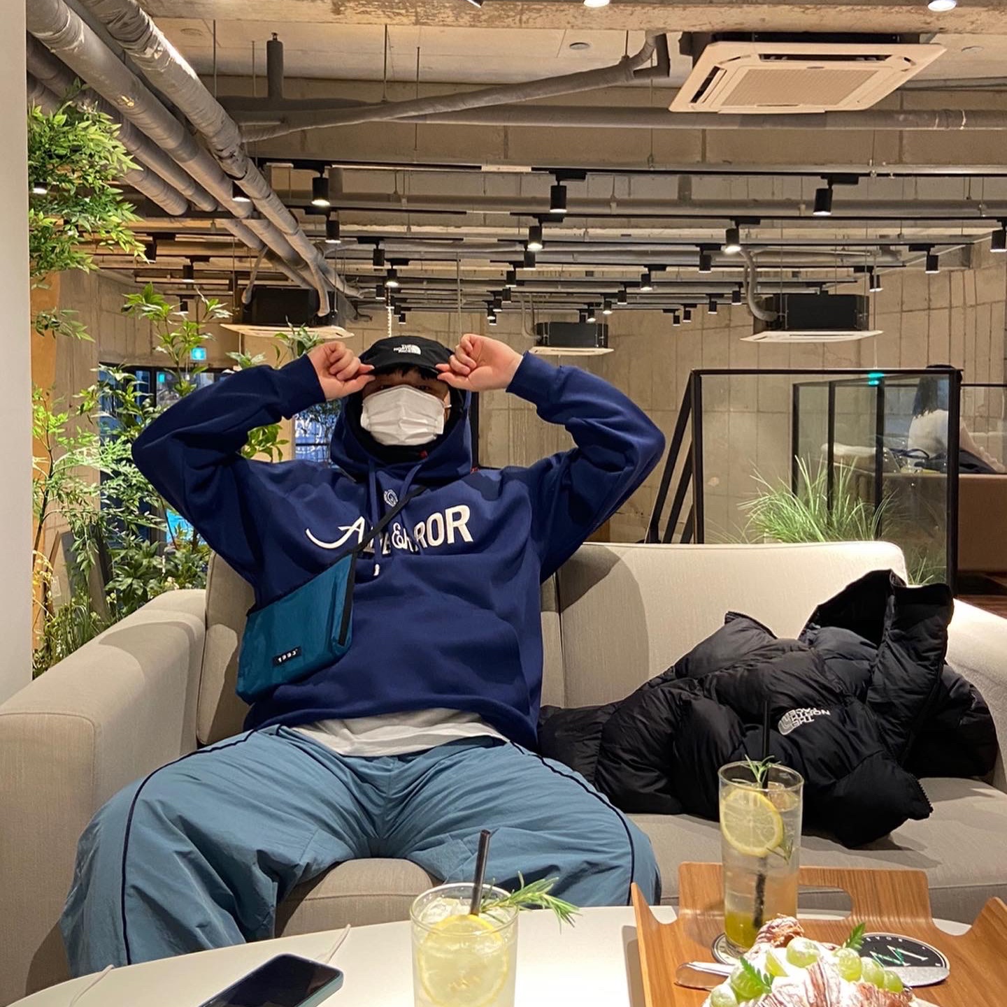 Ader Error Verif Logo Hoodie Navy 착용 스타일