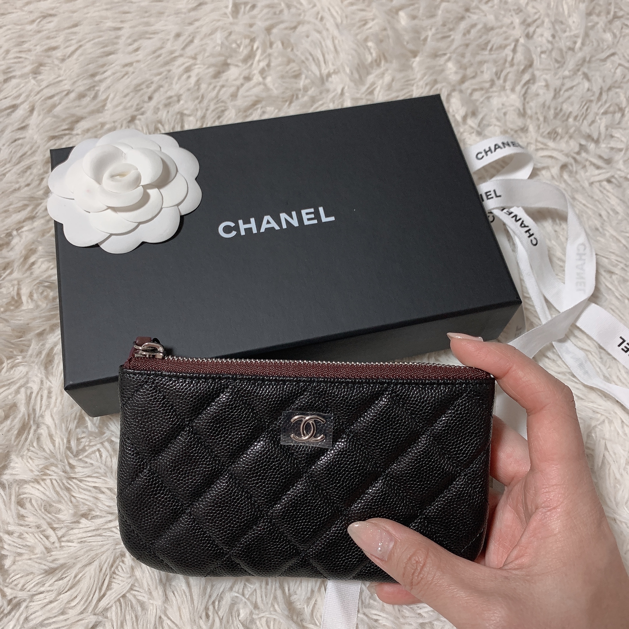 Chanel Classic Mini Pouch Grained Calfskin & Silver Black 착용 스타일 - 1