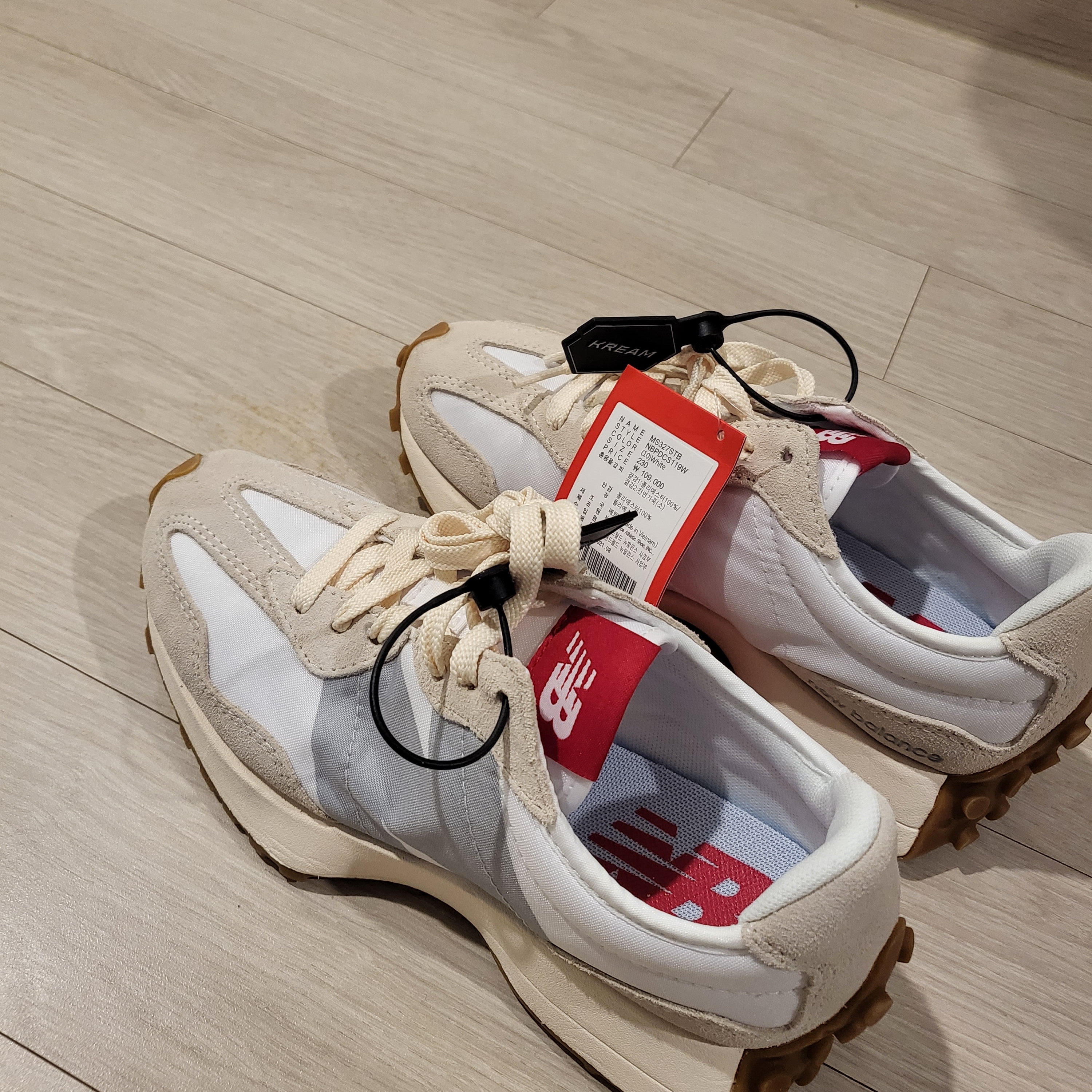 New Balance 327 White Silver Gum 착용 스타일