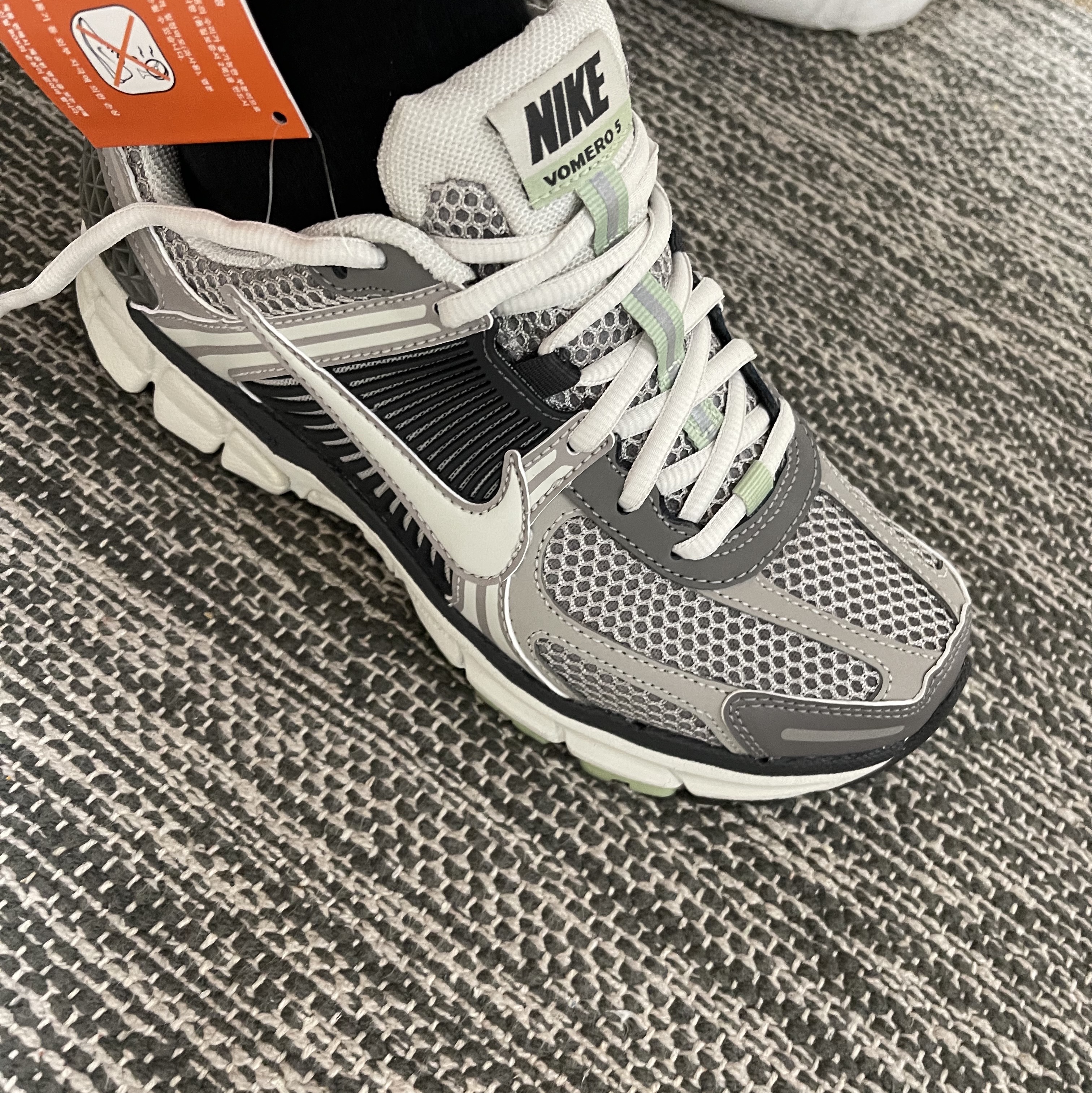 (W) Nike Zoom Vomero 5 Cobblestone and Flat Pewter 착용 스타일