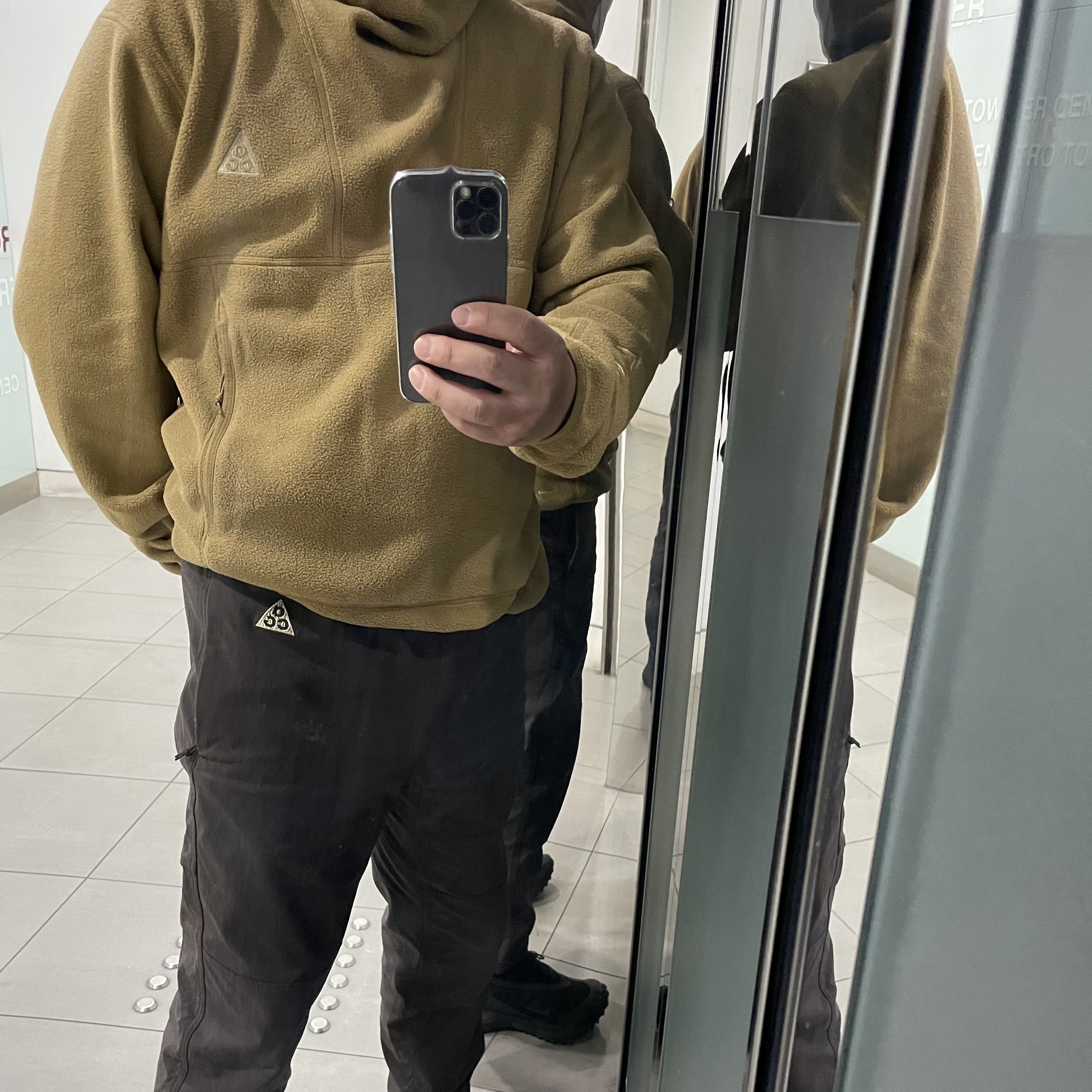 Nike ACG Sun farer Trail Pants Ironstone - Asia, Nike ACG Polartec Wolf Tree Pullover Hoodie Golden Beige - Asia 착용 스타일 - 1