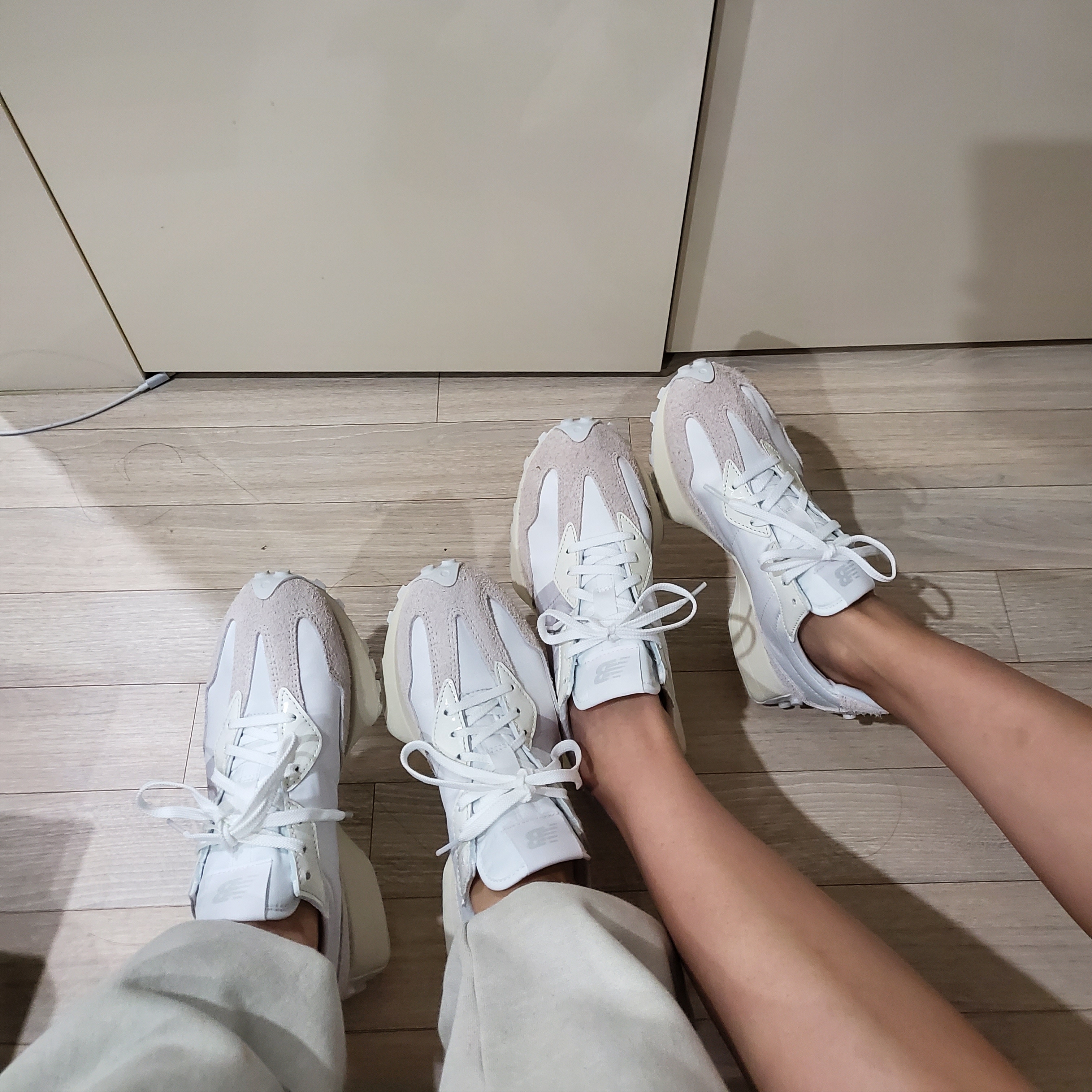 (W) New Balance 327 White Moonbeam 착용 스타일