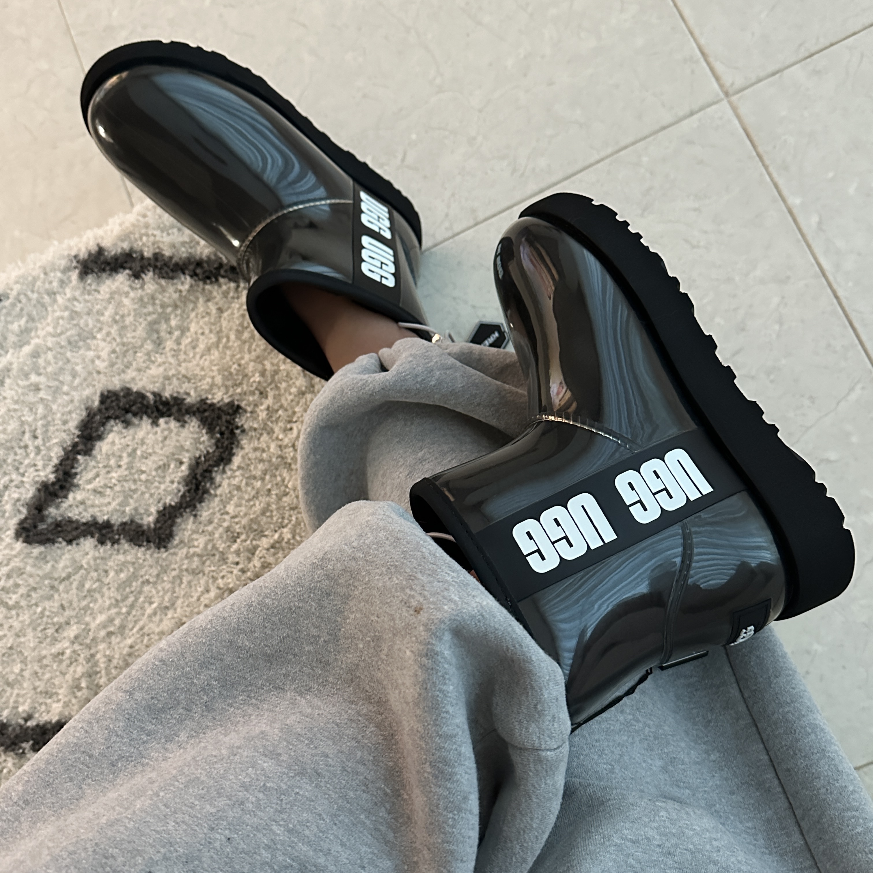 (W) UGG Classic Clear Mini Boots Black 착용 스타일