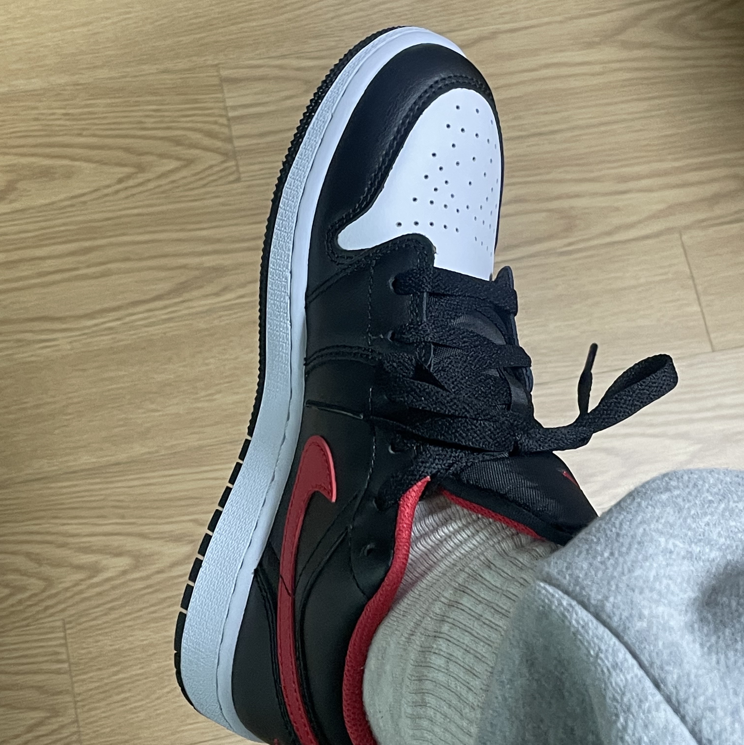 (GS) Jordan 1 Low Black Fire Red 착용 스타일 - 1