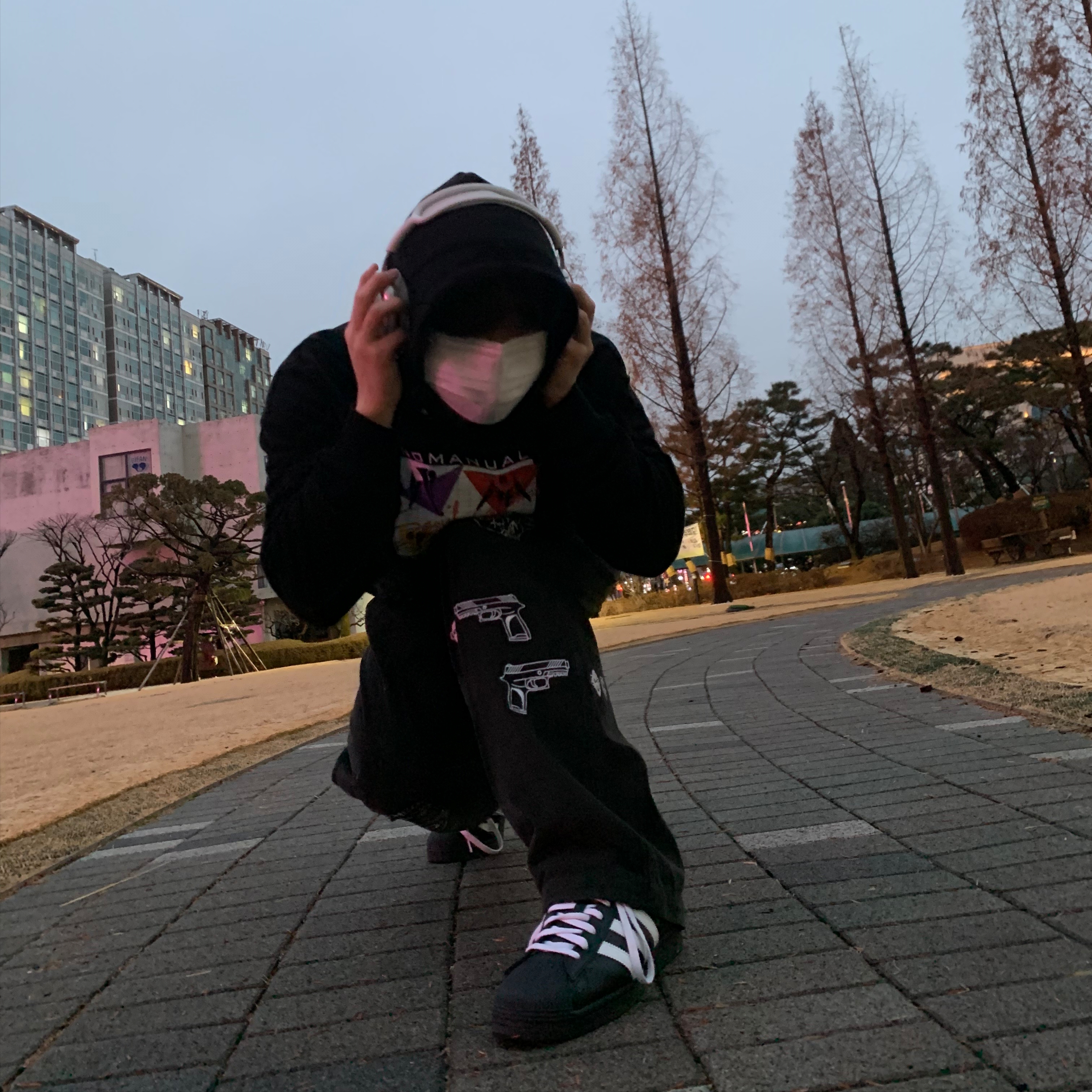 Adidas Superstar Core Black White, Apple AirPods Max Lightning Silver (Korean Ver.) 착용 스타일 - 2