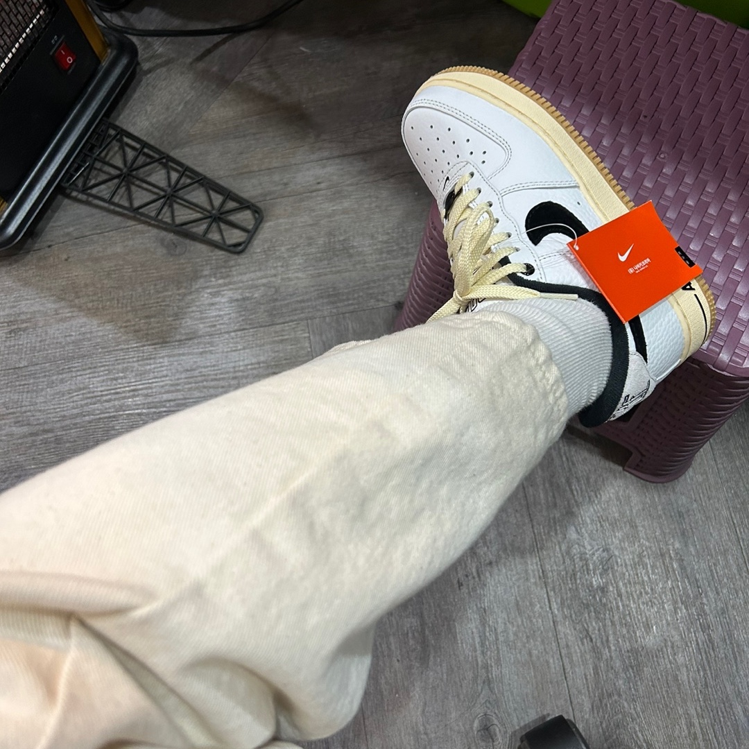 (W) Nike Air Force 1 '07 LX Black and Summit White 착용 스타일 - 1