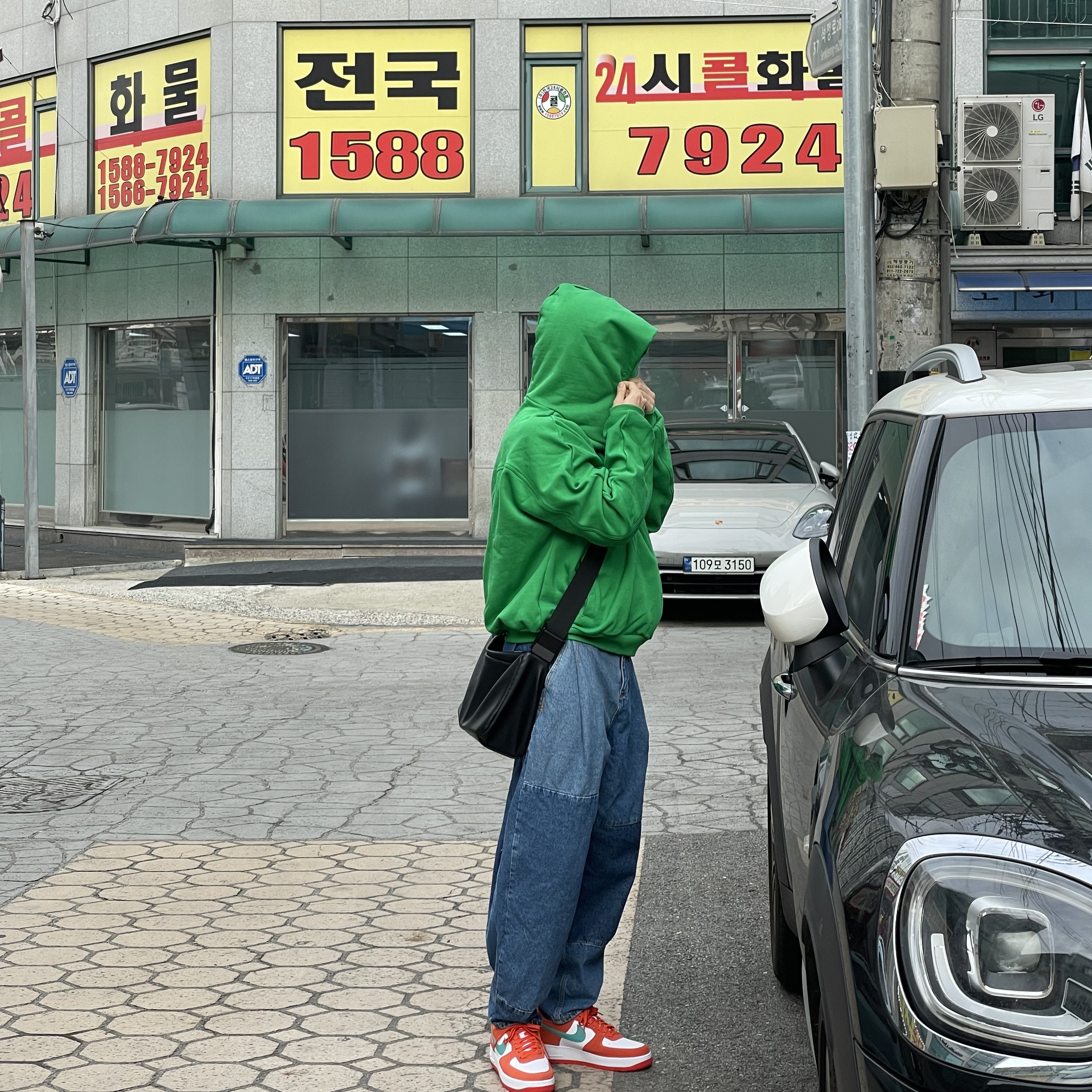 Nike Air Force 1 '07 LV8 Athletic Club Rush Orange Washed Teal, Zara x Ader Error Barrel Leg Jeans Blue 착용 스타일