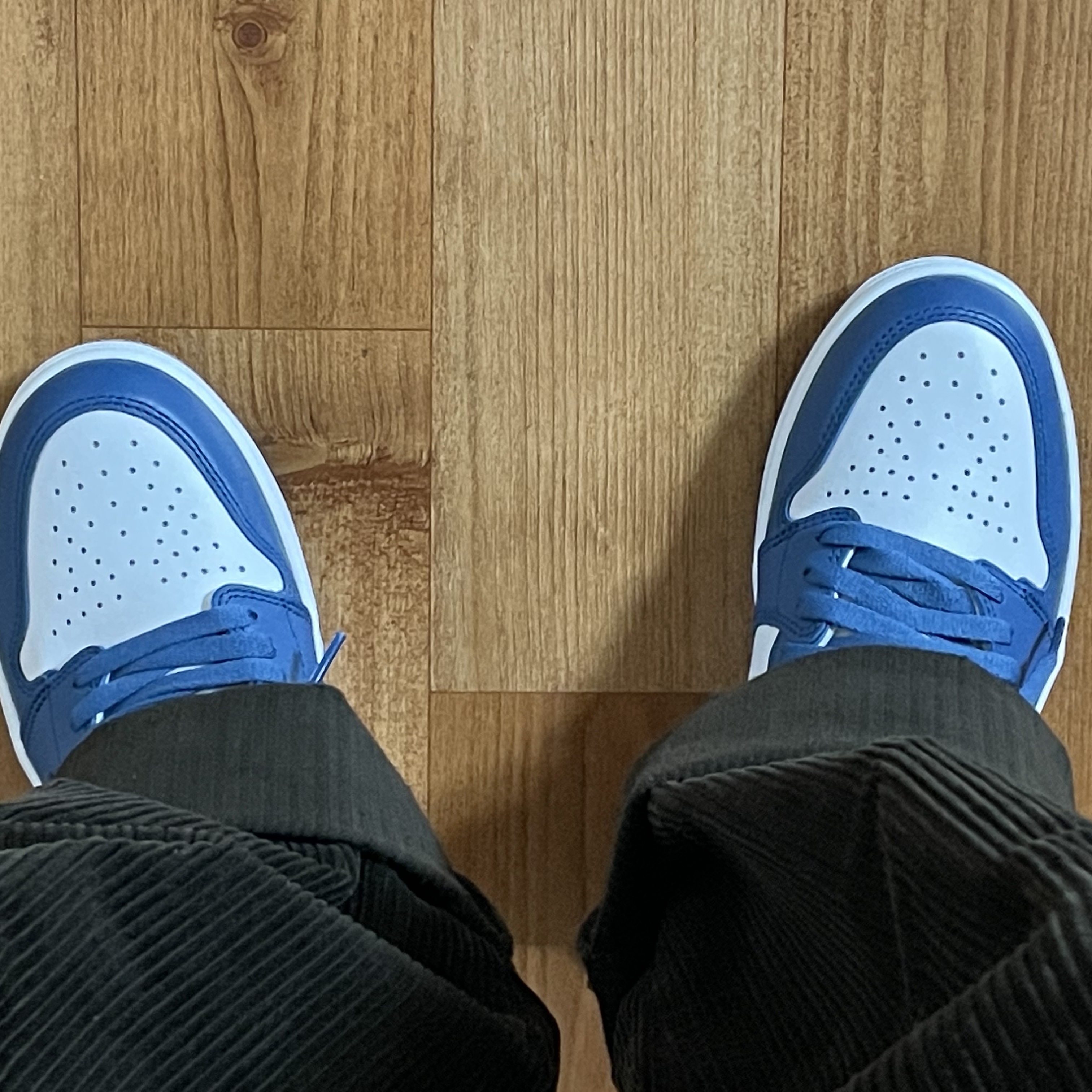 Jordan 1 Retro High OG True Blue 착용 스타일 - 3