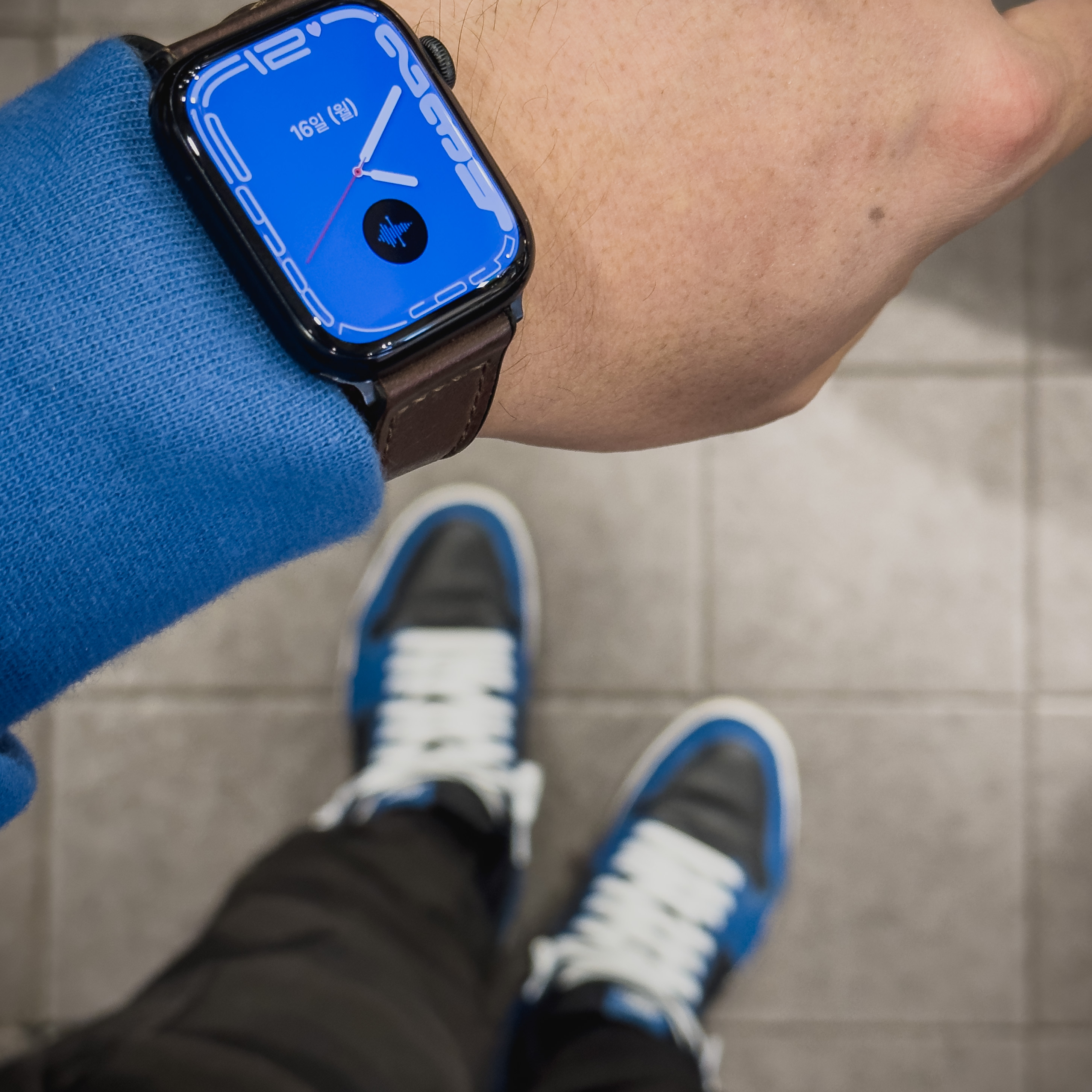 Jordan 1 Retro High OG Dark Marina Blue, Apple Watch Nike Series 7 45mm GPS Midnight Aluminum Case with Nike Sport Band Anthracite Black (Korean Ver.) 착용 스타일