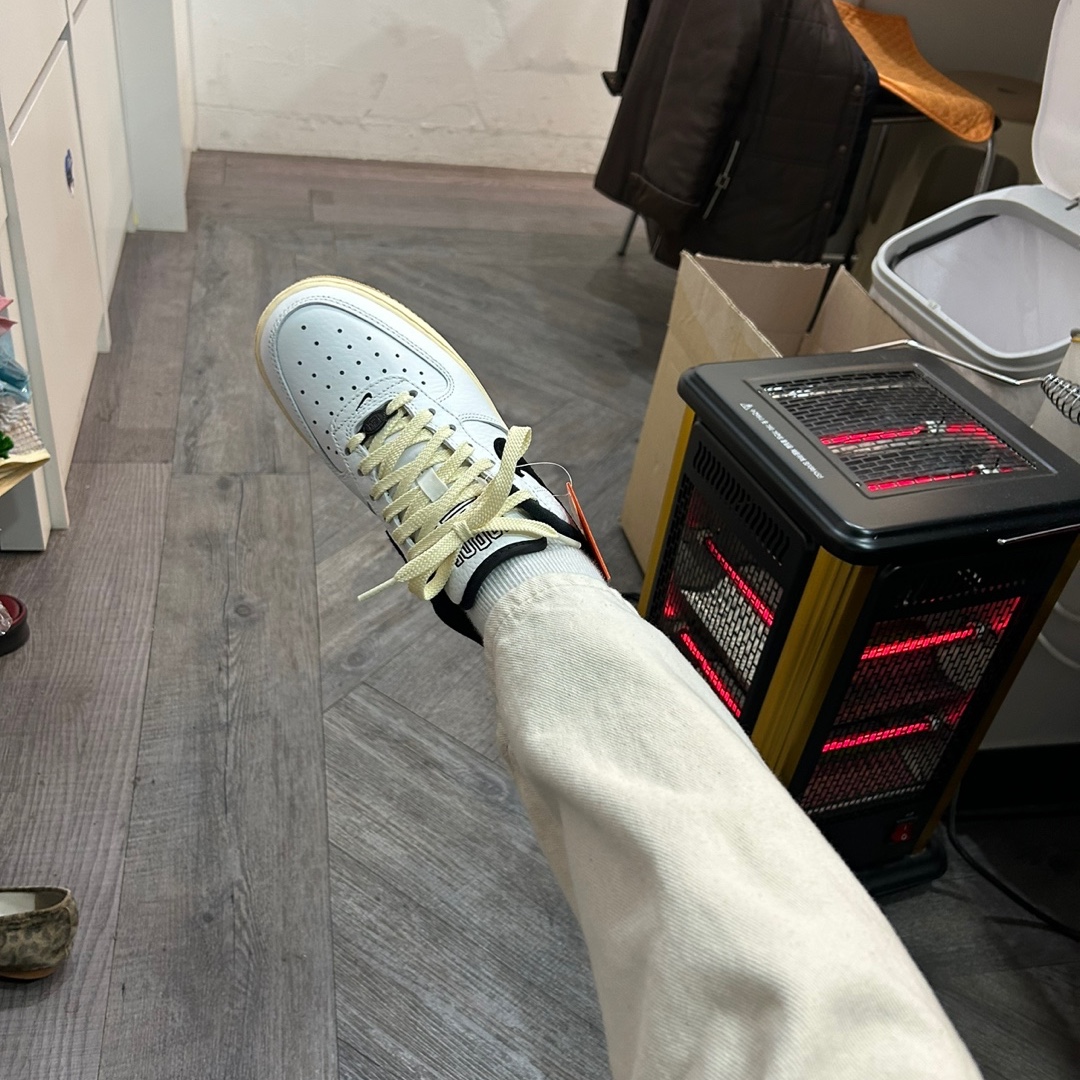 (W) Nike Air Force 1 '07 LX Black and Summit White 착용 스타일 - 2