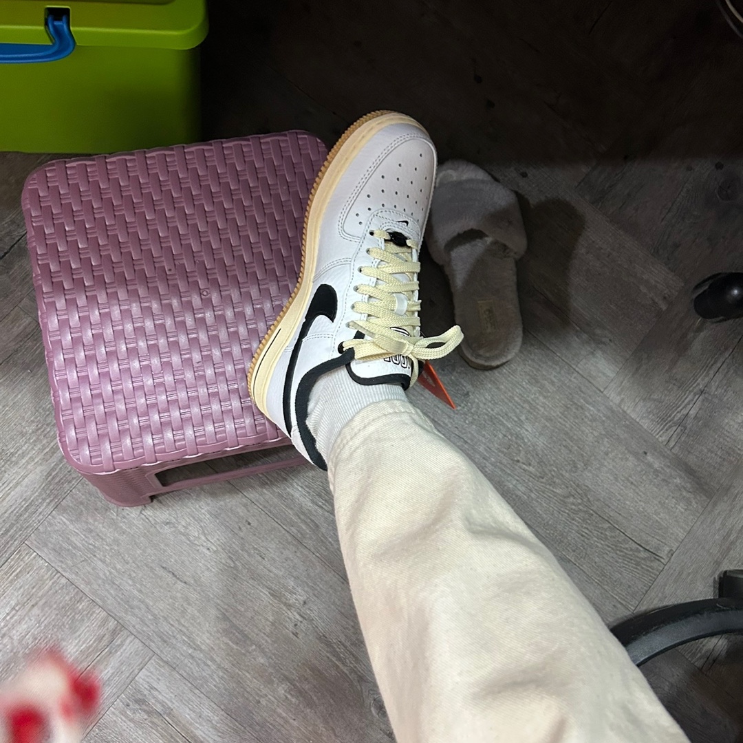 (W) Nike Air Force 1 '07 LX Black and Summit White 착용 스타일 - 3