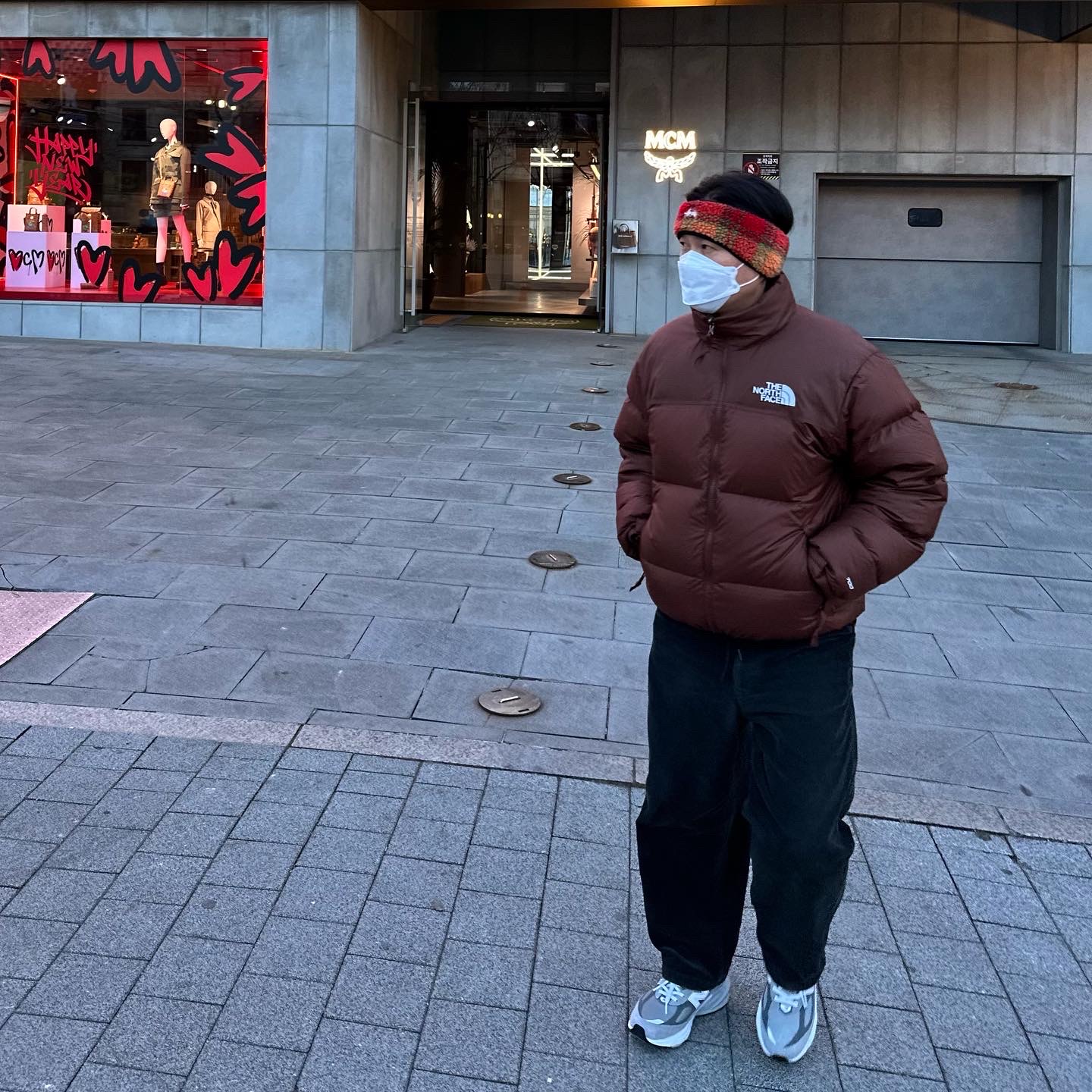 The North Face 1996 Retro Nuptse Jacket Dark Oak, New Balance 990v6 Made in USA Grey - D Standard 착용 스타일 - 1
