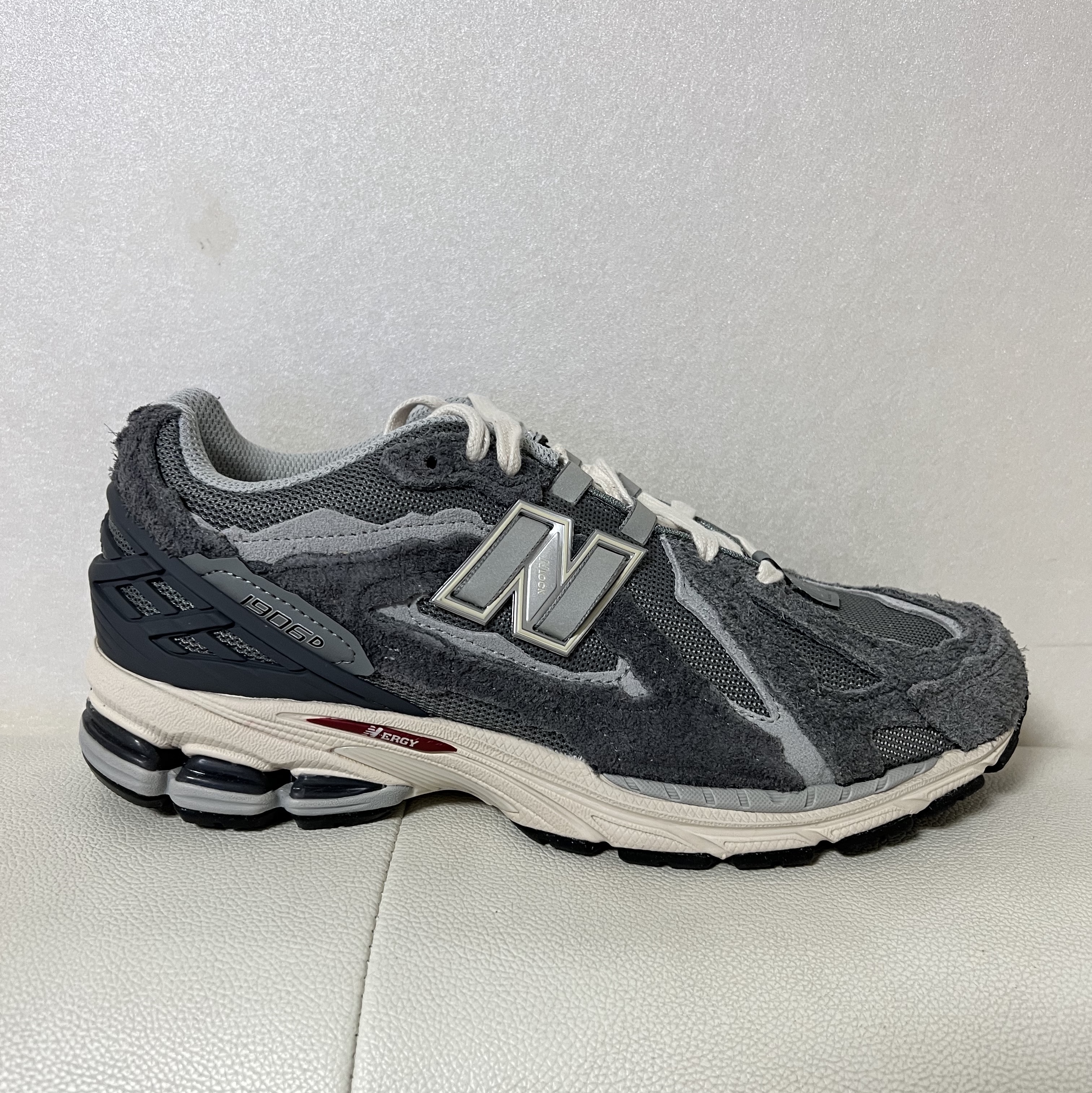 New Balance 1906D Protection Pack Castlerock 착용 스타일 - 1